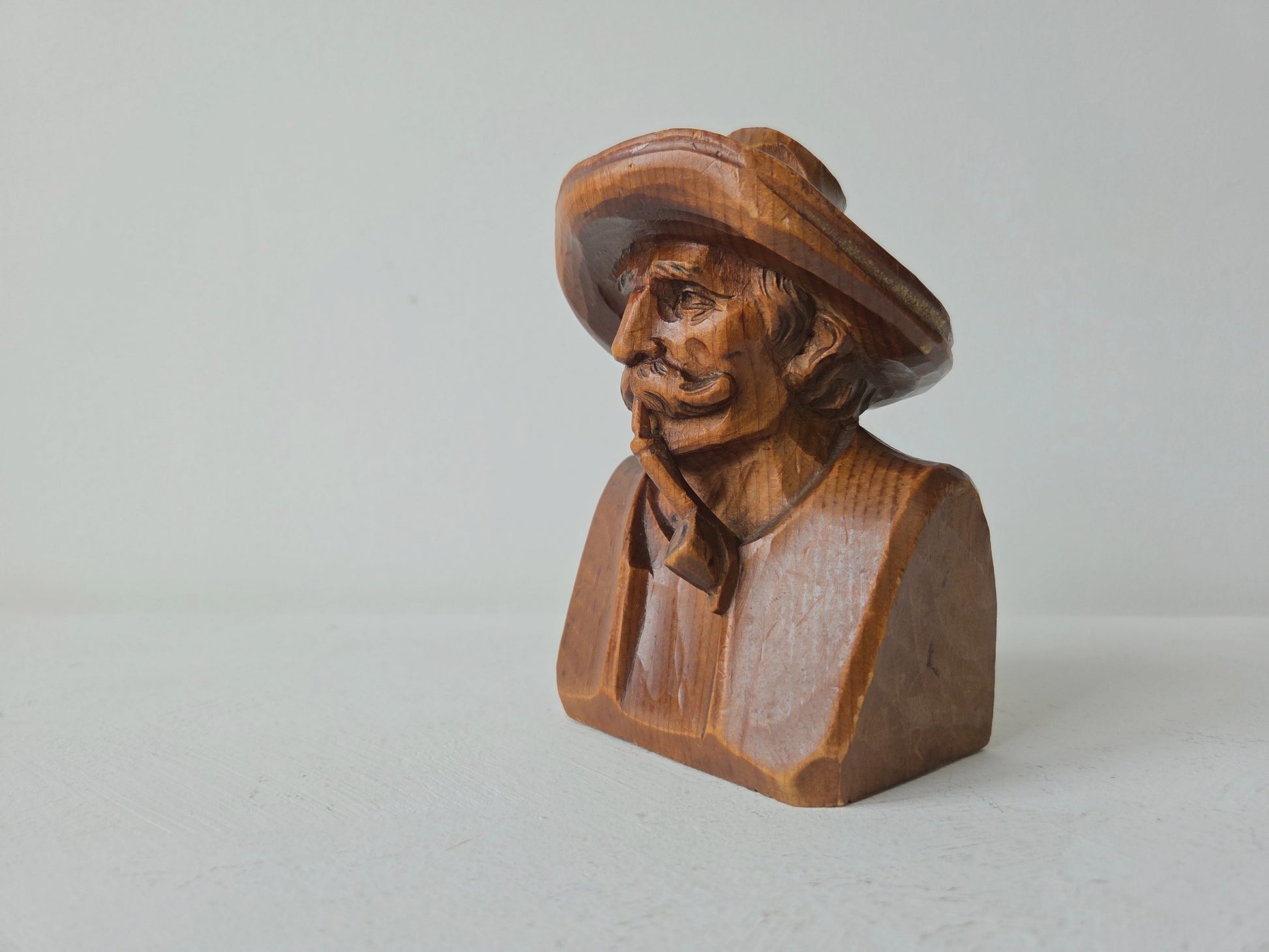 Zwitserse houten buste uit begin 20e eeuw – handgesneden Black Forest volkskunst bij D’Antan