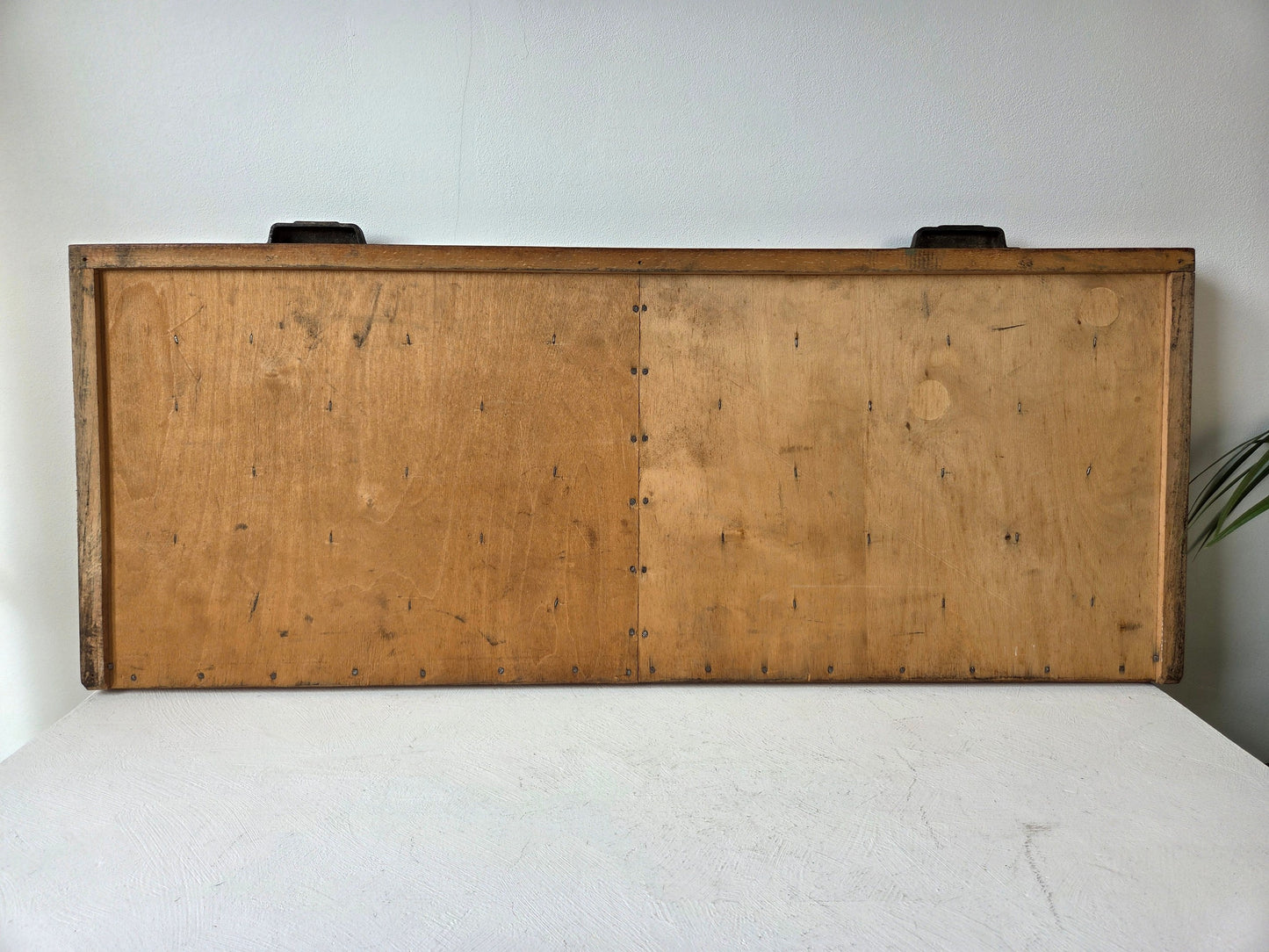 Oude houten drukkerijlade – wandrek met metalen grepen