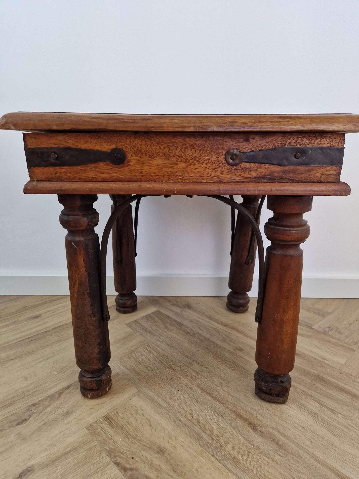 Antieke Massieve bijzettafel