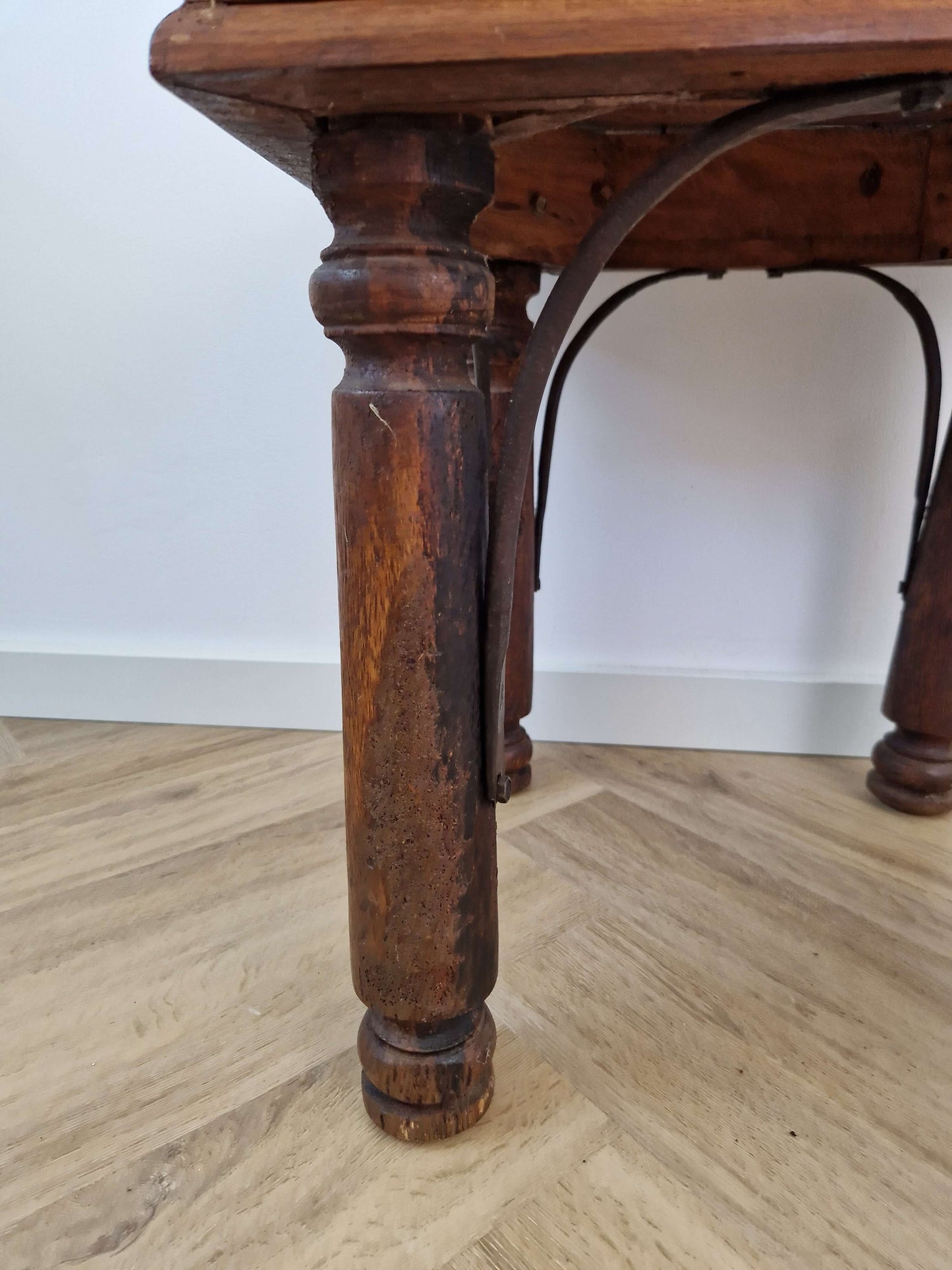 Antieke Massieve bijzettafel
