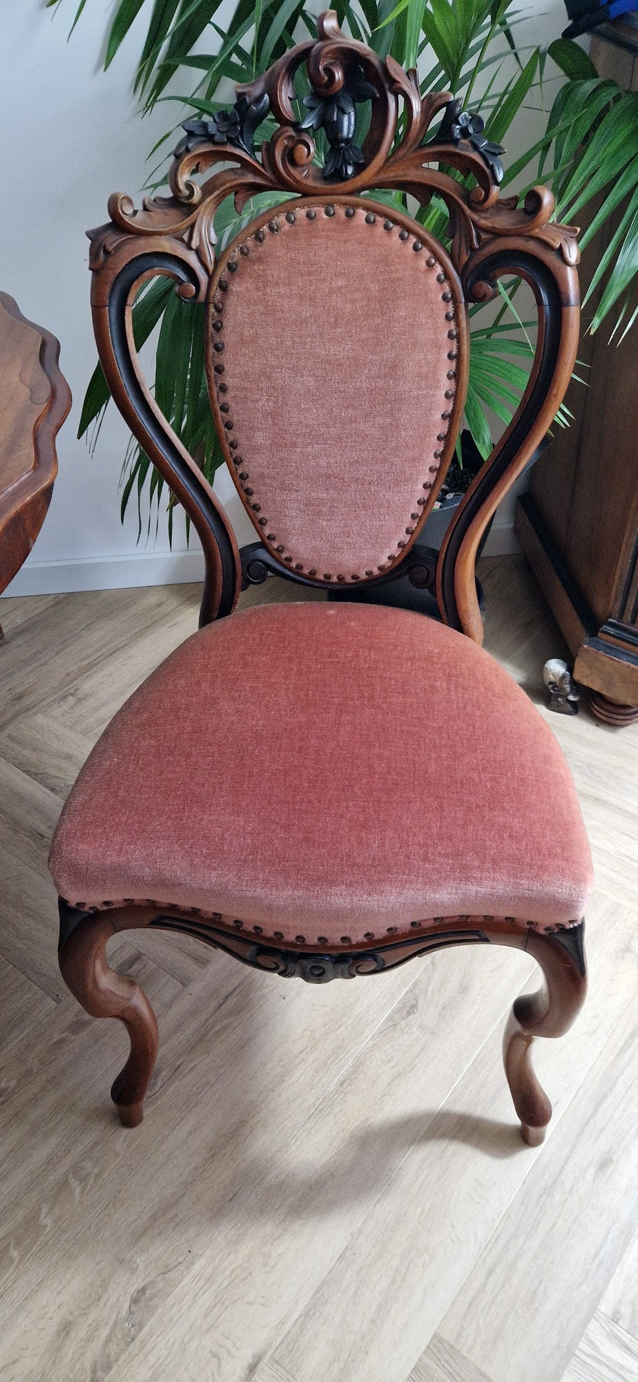 Antieke eetkamertafel en vier stoelen