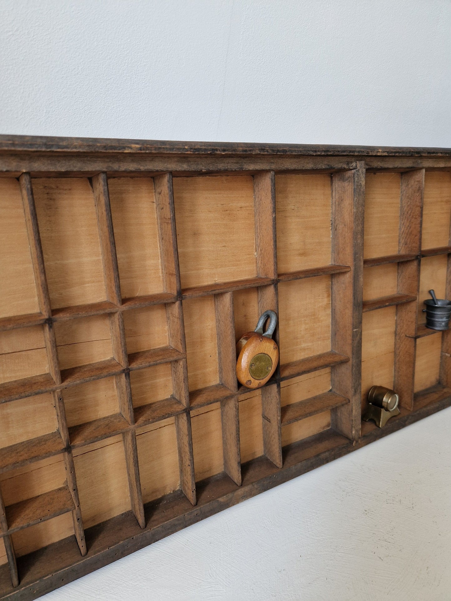 houten letterbak met 43 vakjes vintage