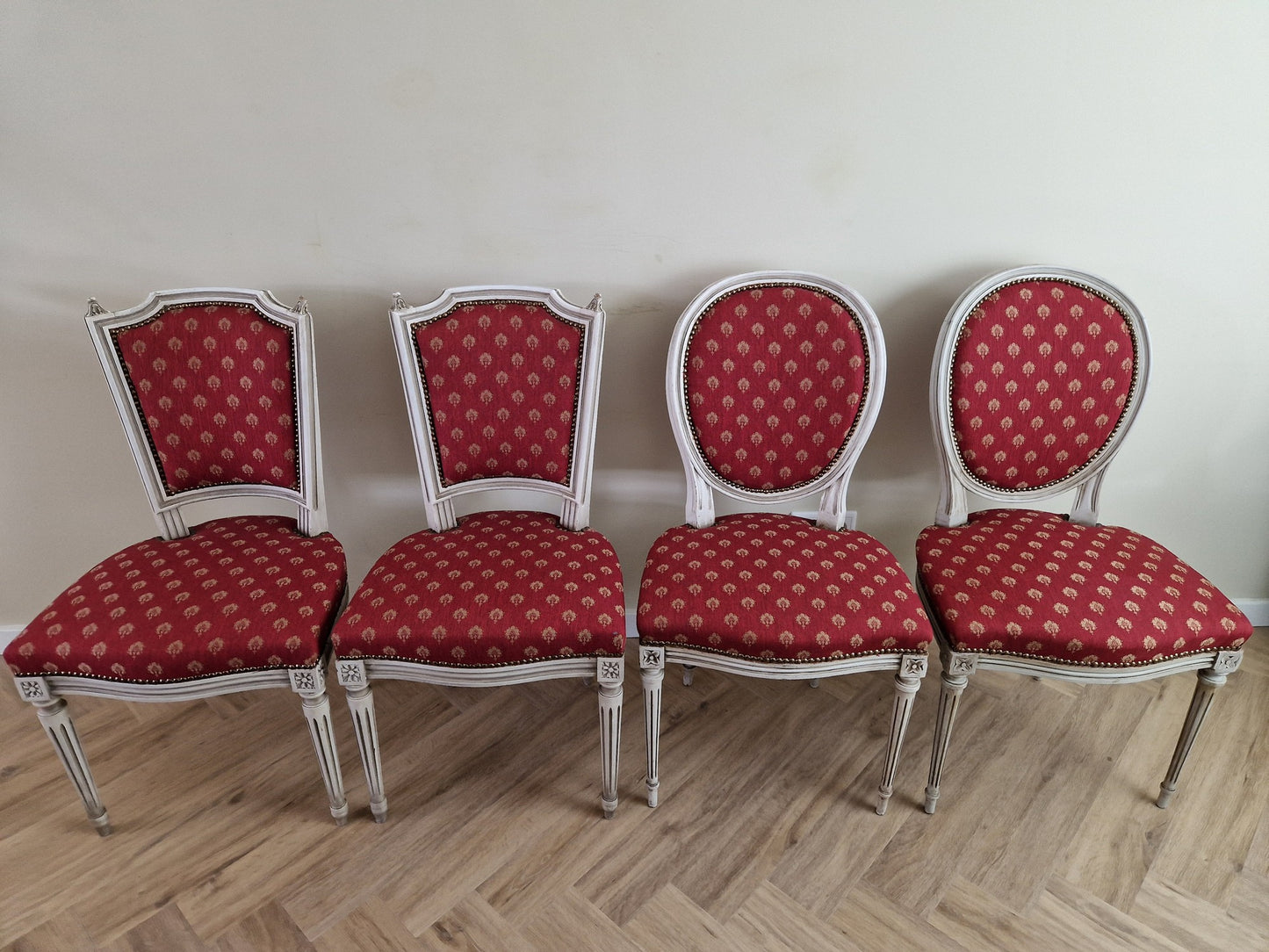 Antieke stoelen rood