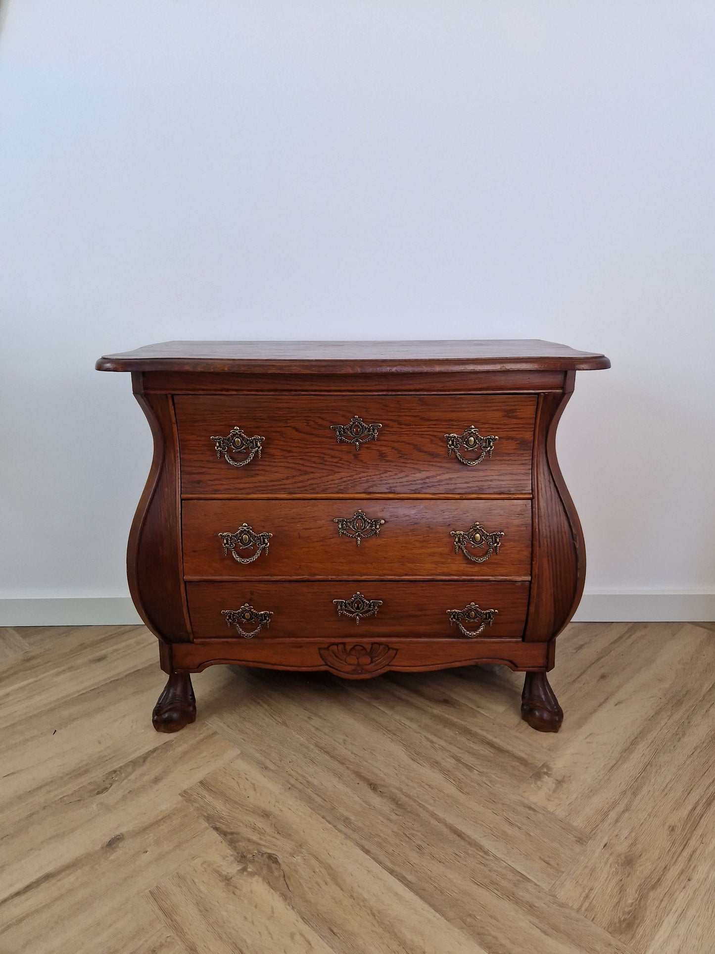 Antiek houten buikkast met drie lades