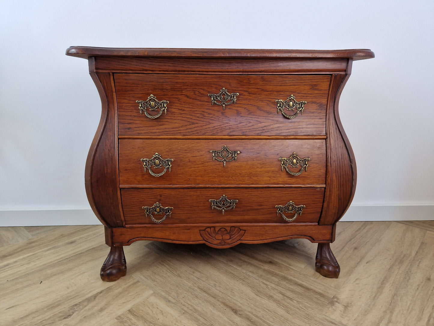 Antiek houten buikkast met drie lades