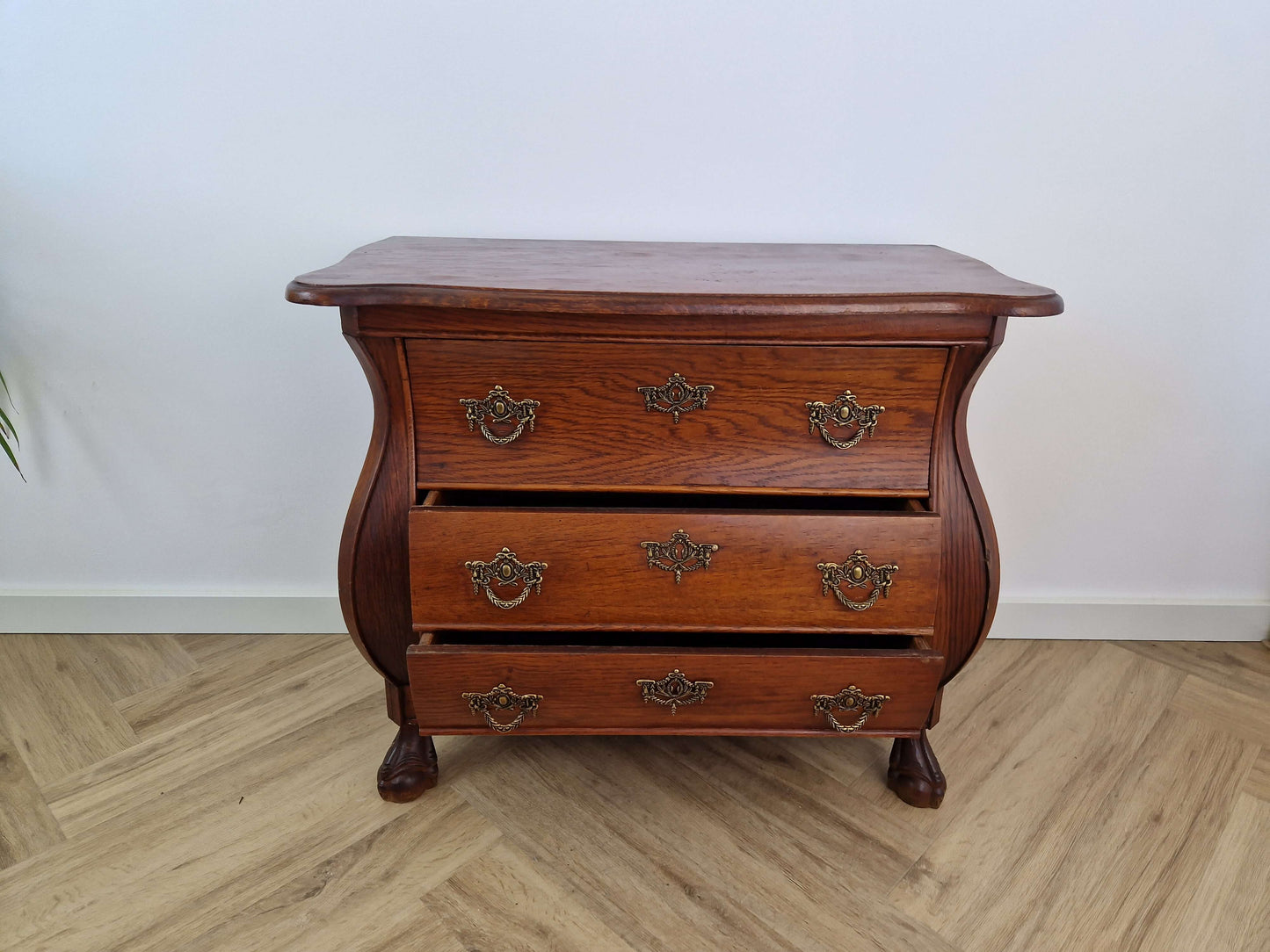 Antiek houten buikkast met drie lades