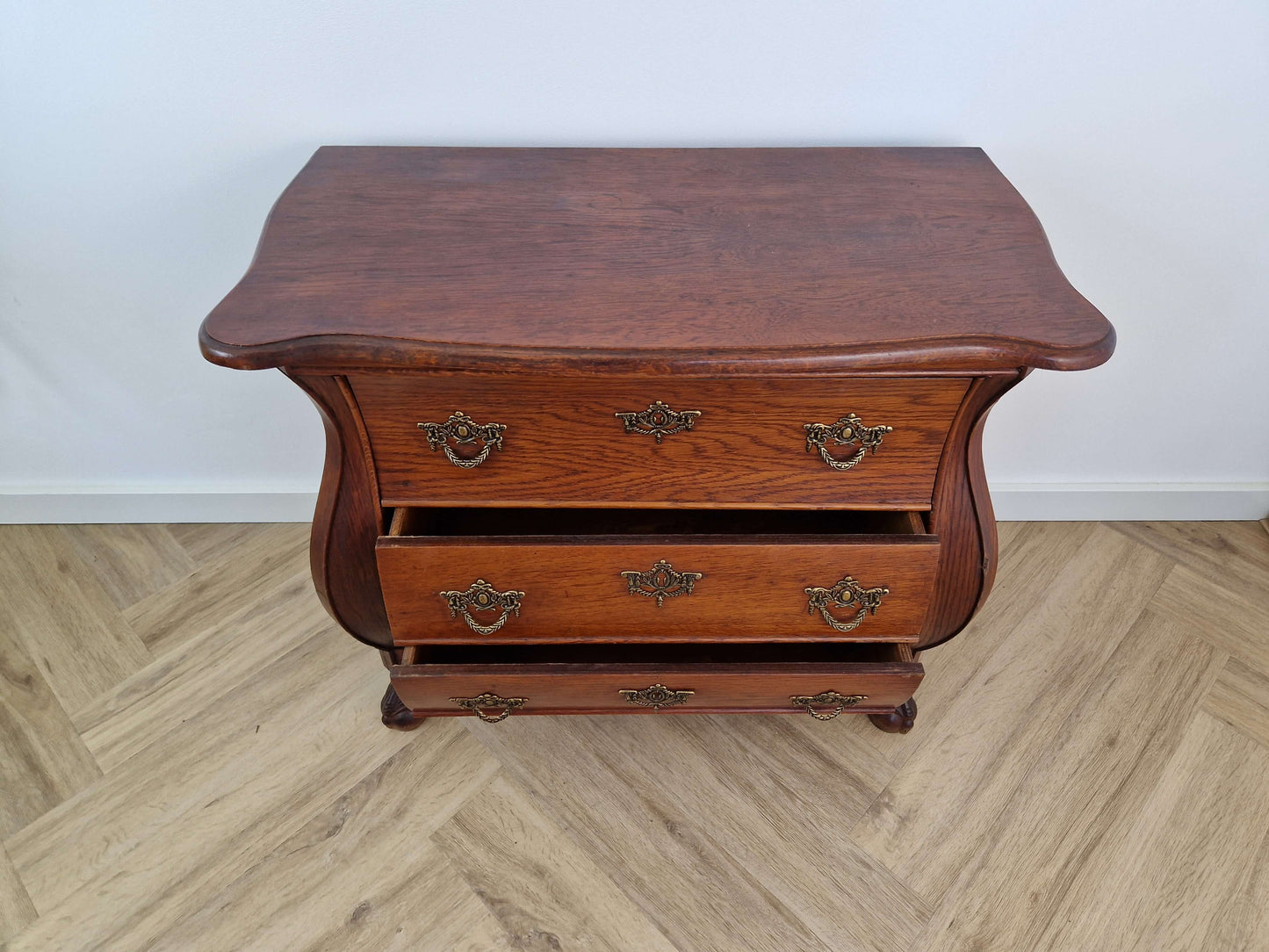 Antiek houten buikkast met drie lades