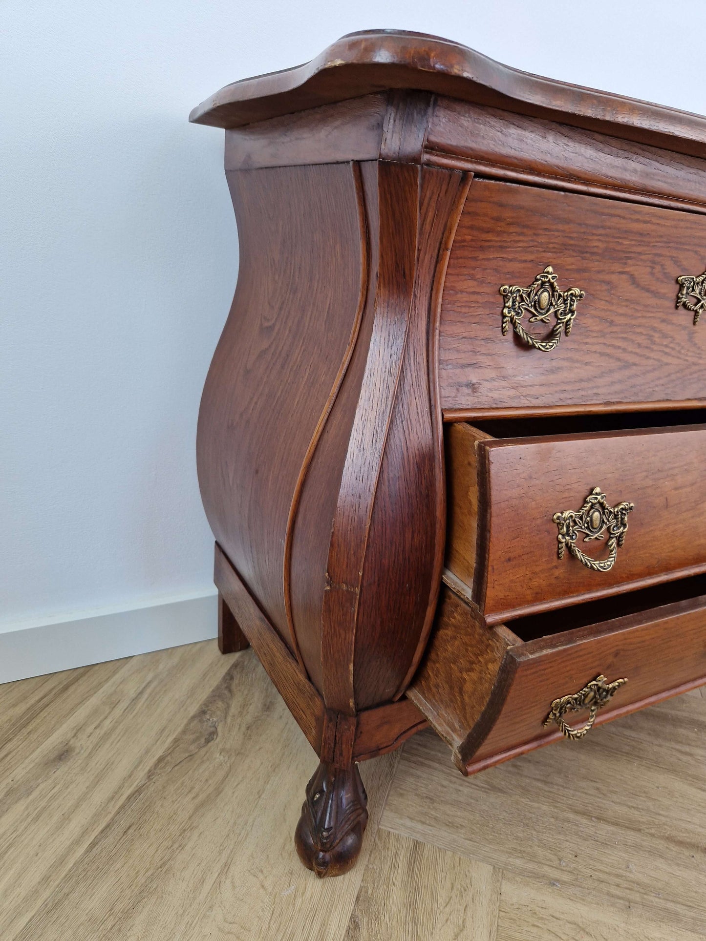 Antiek houten buikkast met drie lades