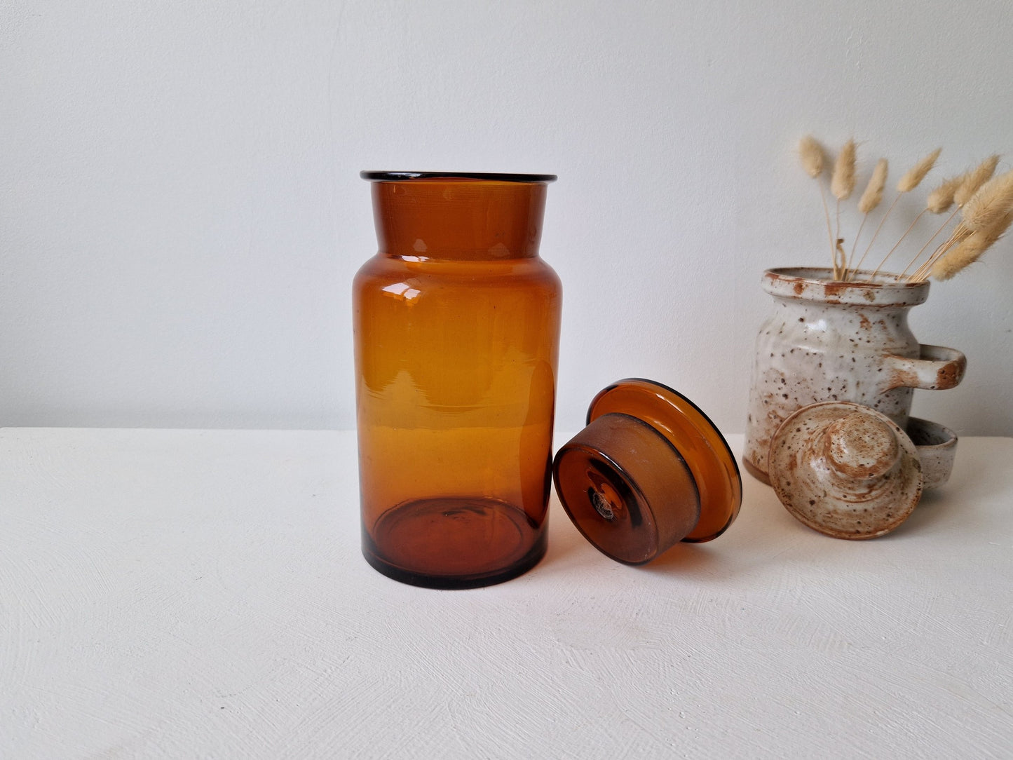 Oude apothekerspot van dik amberglas voor brocante interieur
