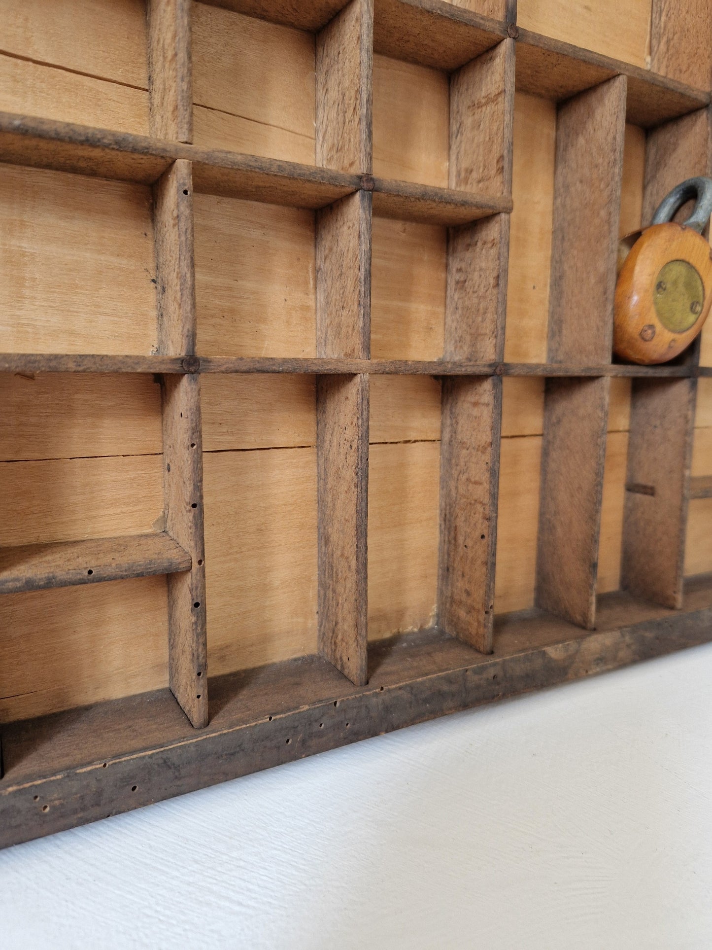 brocante letterbak wanddecoratie