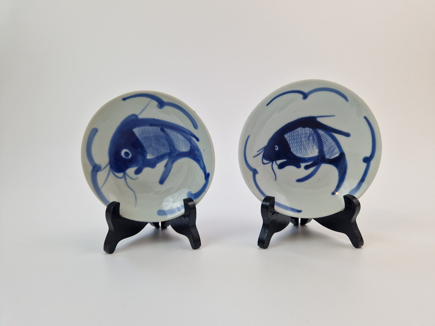 Twee Chinese borden met karpers (handgeschilderd)