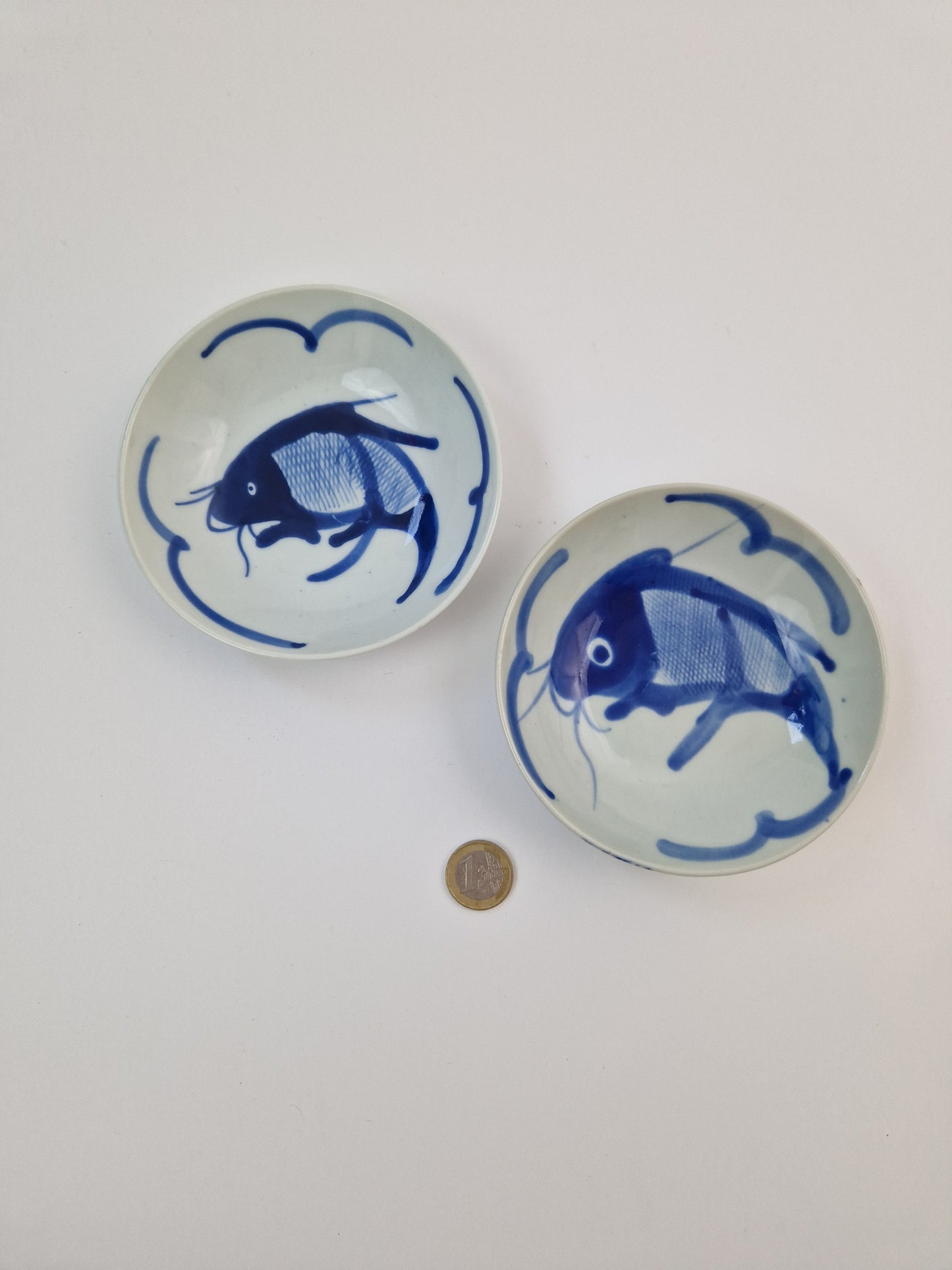 Twee Chinese borden met karpers (handgeschilderd)
