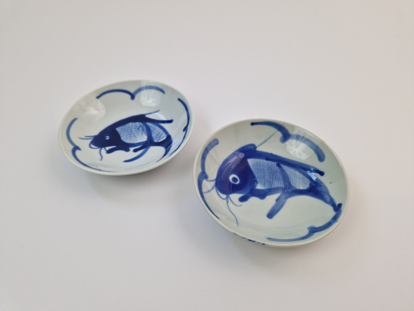 Twee Chinese borden met karpers (handgeschilderd)