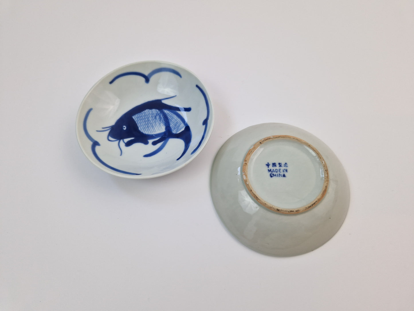 Twee Chinese borden met karpers (handgeschilderd)