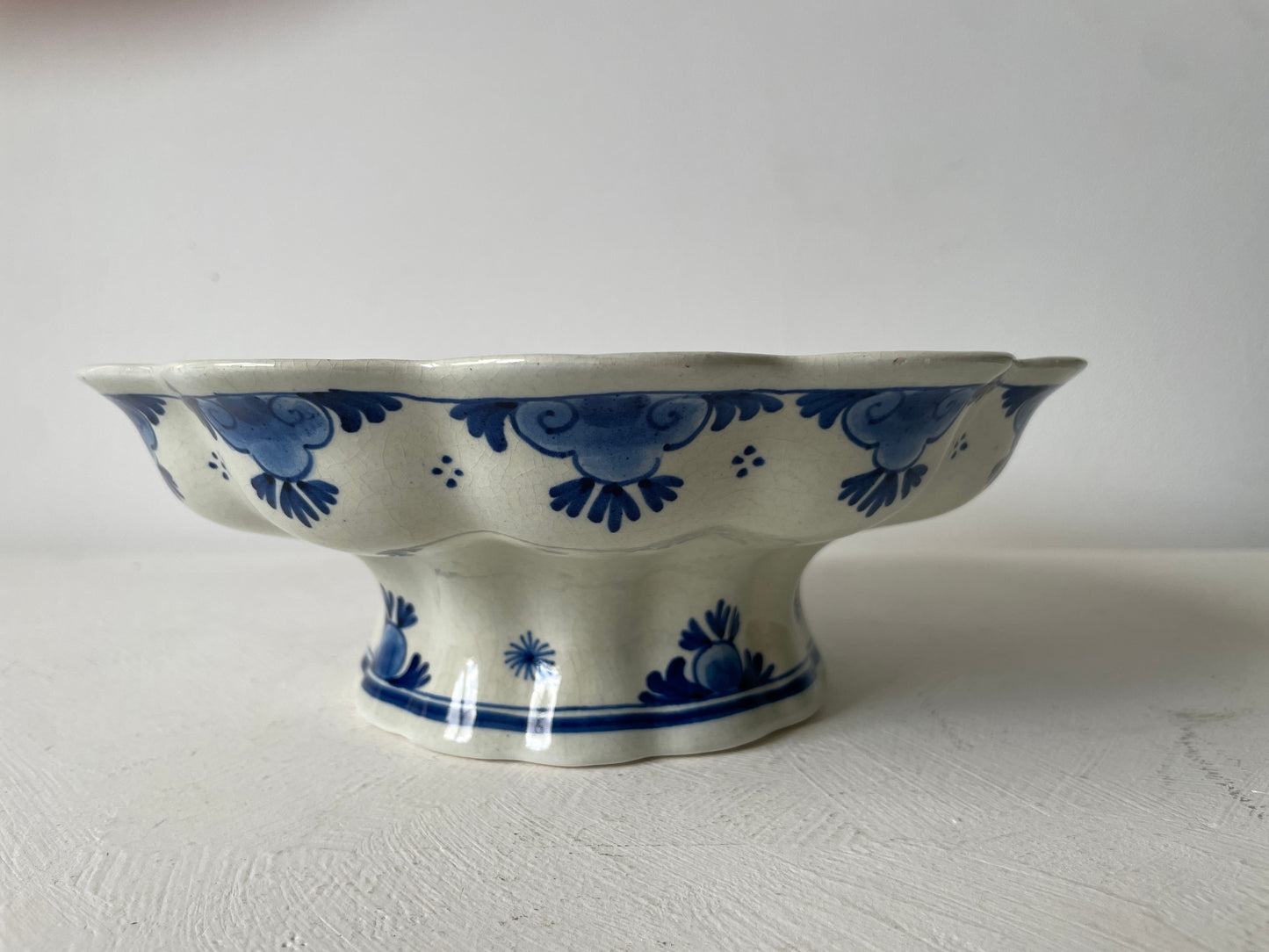 Royal Delft schaal met blauw-wit bloemenmotief – handgeschilderd 1943