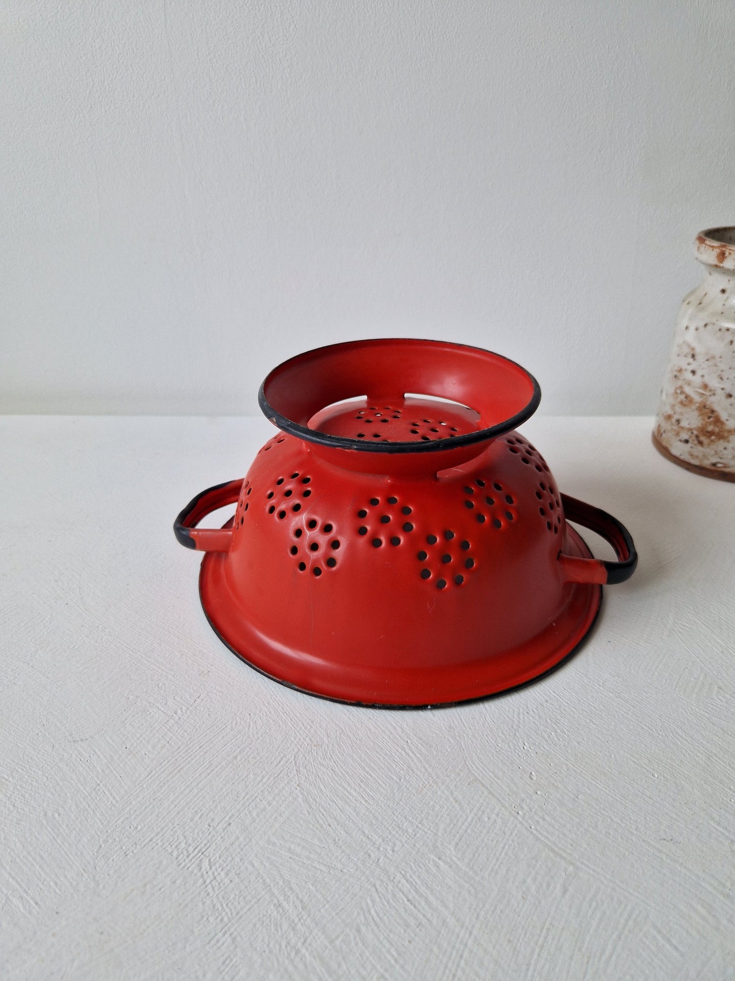 Oud rood vergiet emaille keuken vintage