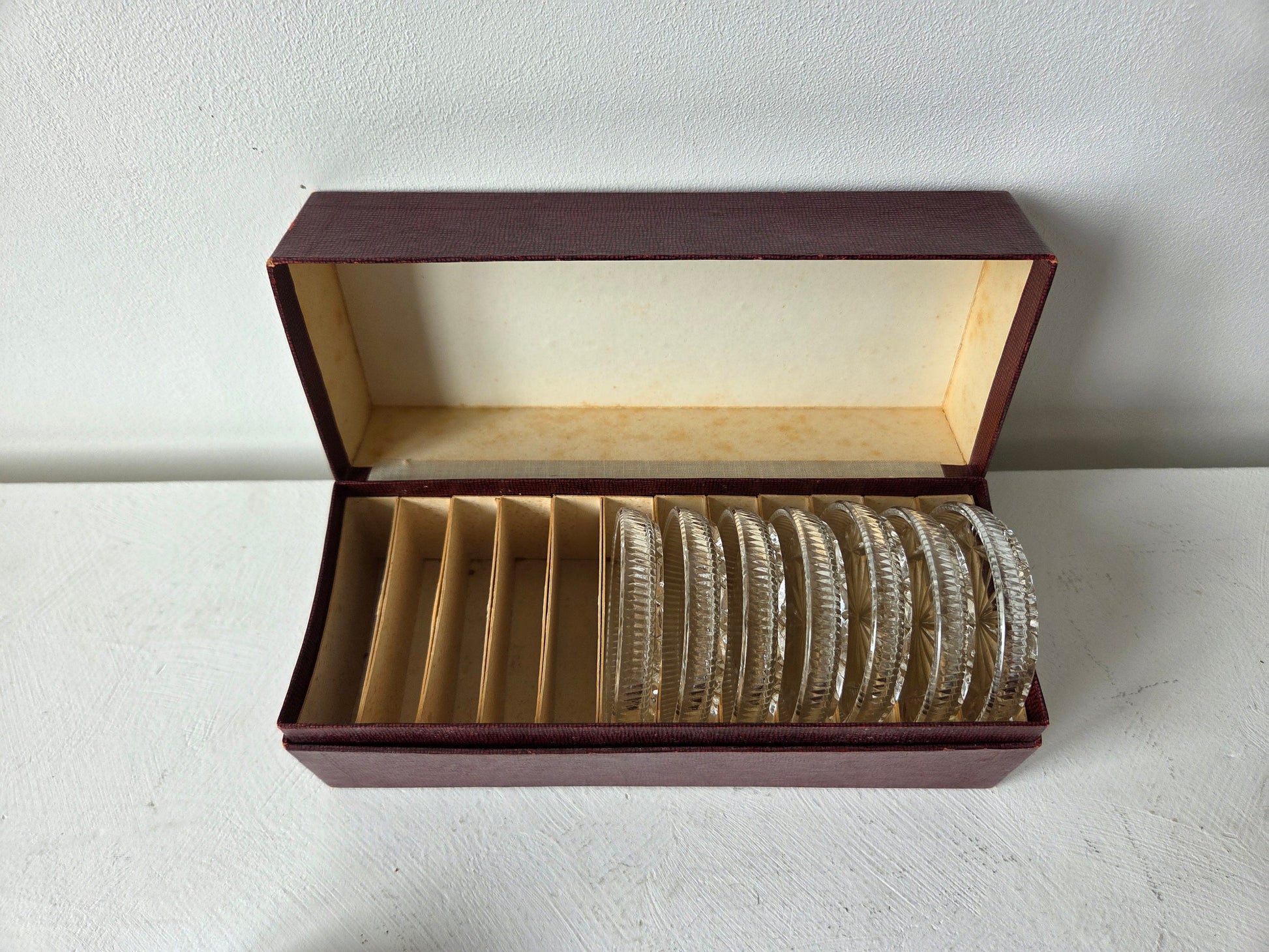 Glazen onderzetters met geribbelde rand – complete set in doos bij D’Antan