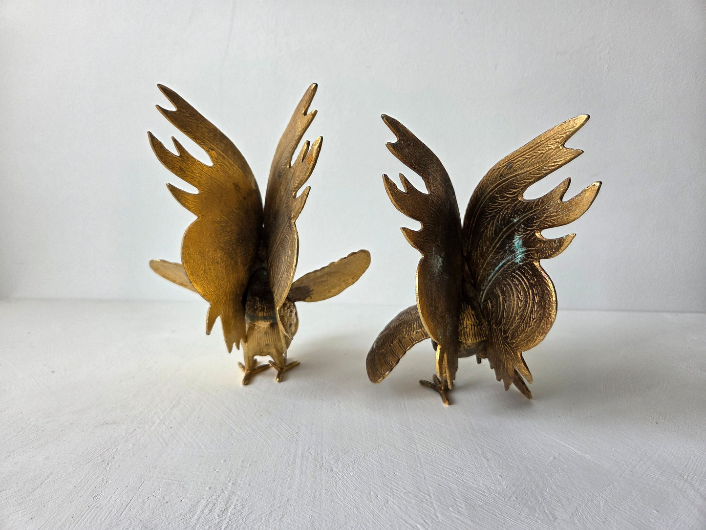 Twee vechtende hanen van goudkleurig metaal, decoratieve beelden