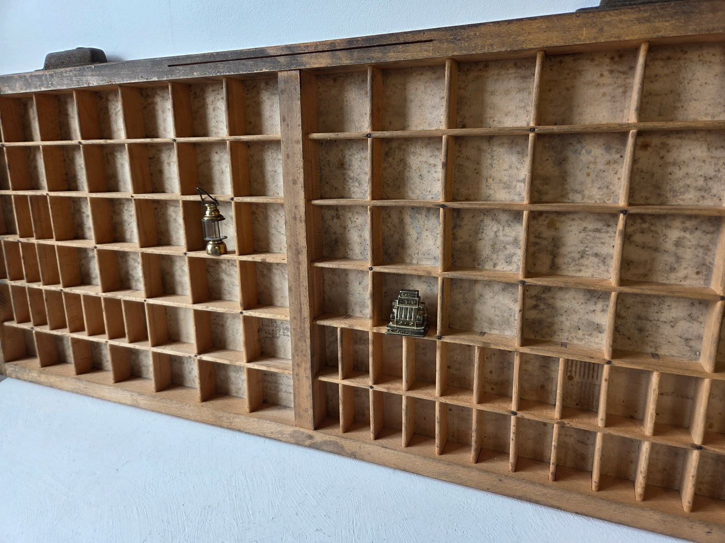 Houten drukkerijletterbak – vakkenrek met metalen grepen en gebruikssporen