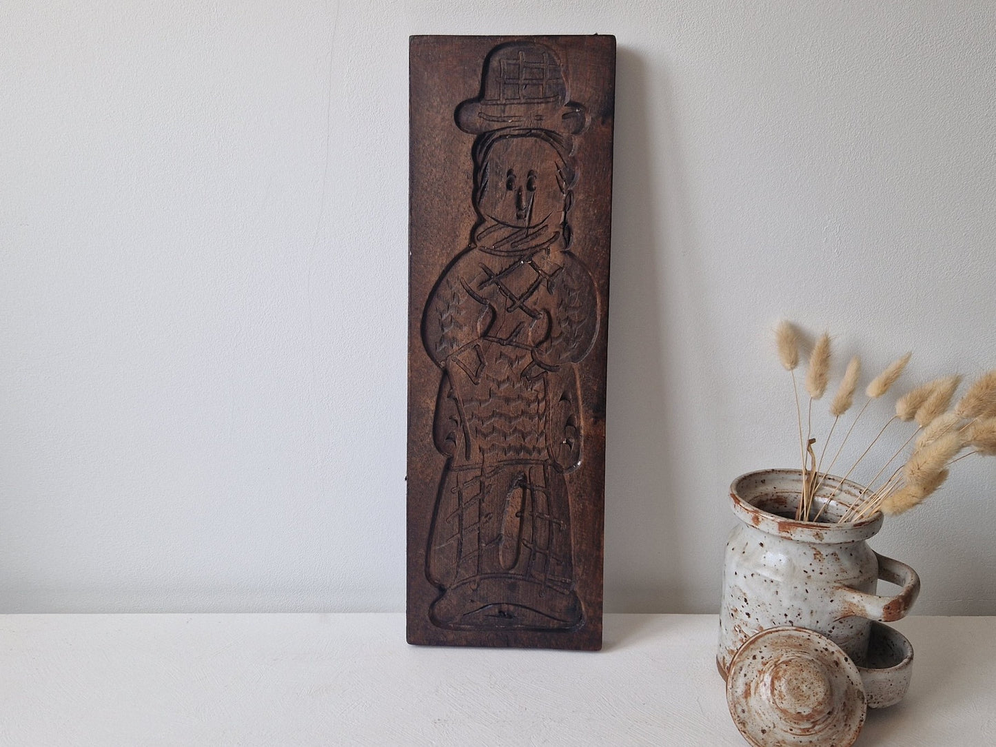 Houten speculaasplank met klederdracht figuur 45 cm