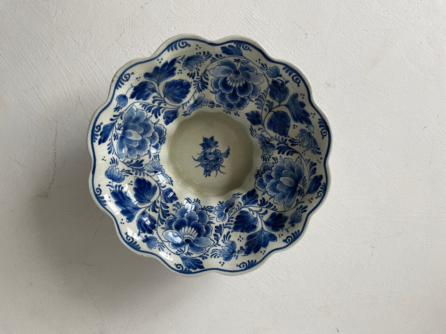 Keramieken schaal met handgeschilderd bloemendecor – Royal Delft