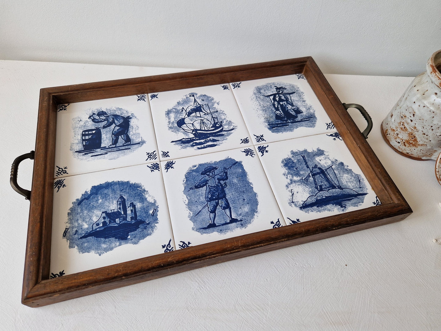 Brocante houten dienblad met blauwe tegelmotieven