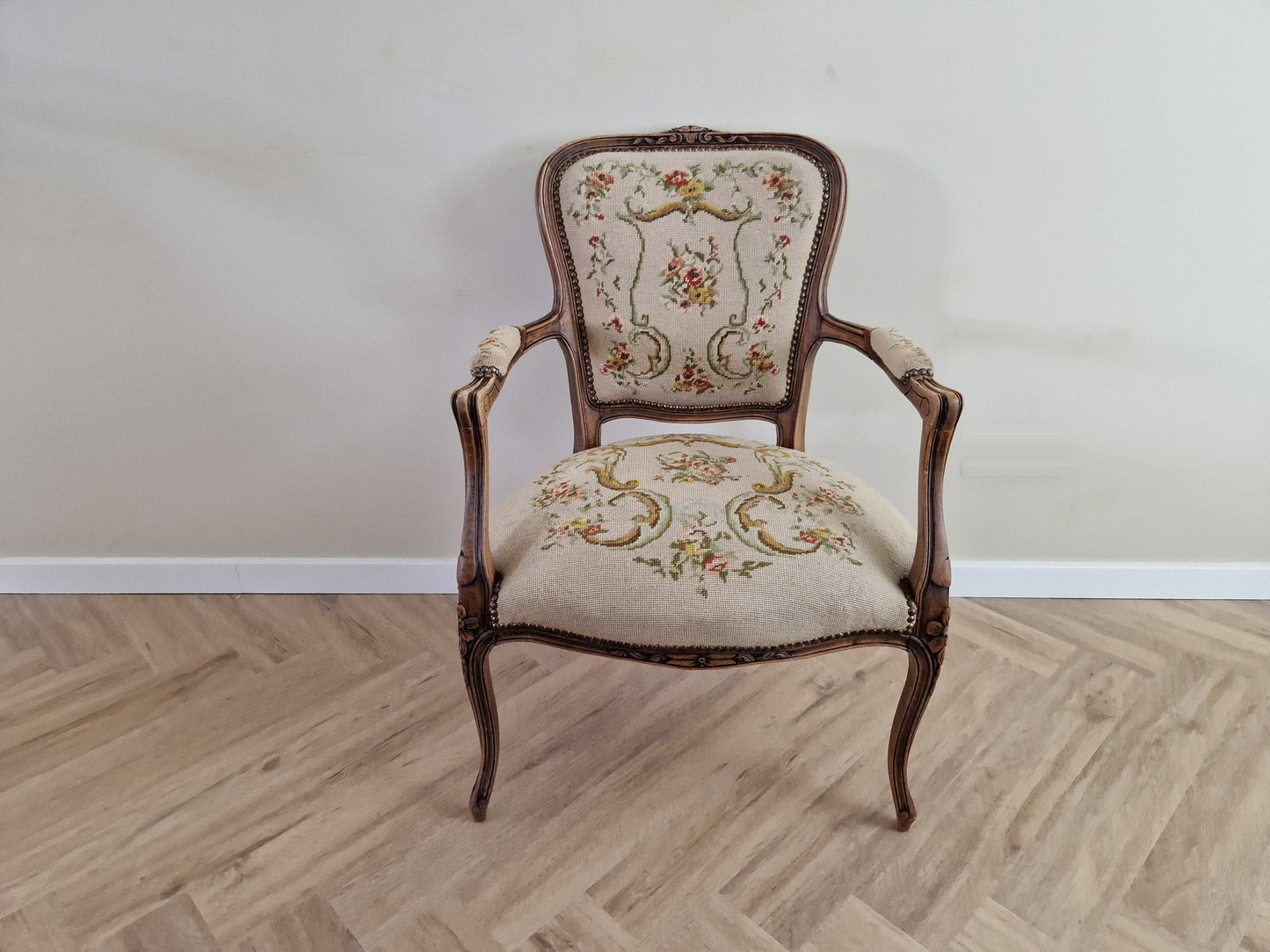 Antieke fauteuil met bloemmotief