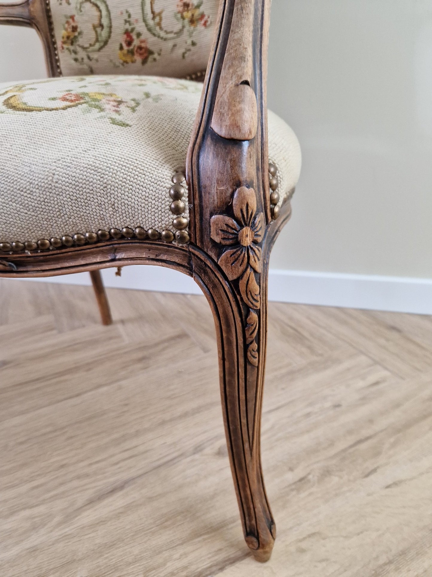 Antieke fauteuil met bloemmotief
