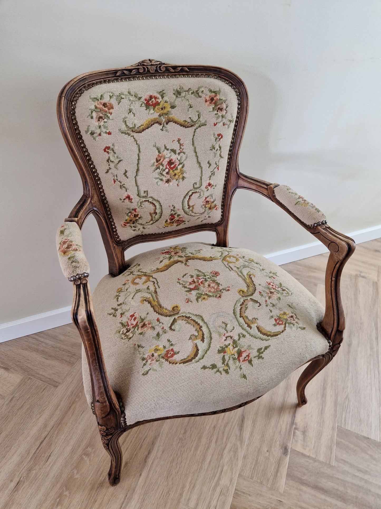 Antieke fauteuil met bloemmotief
