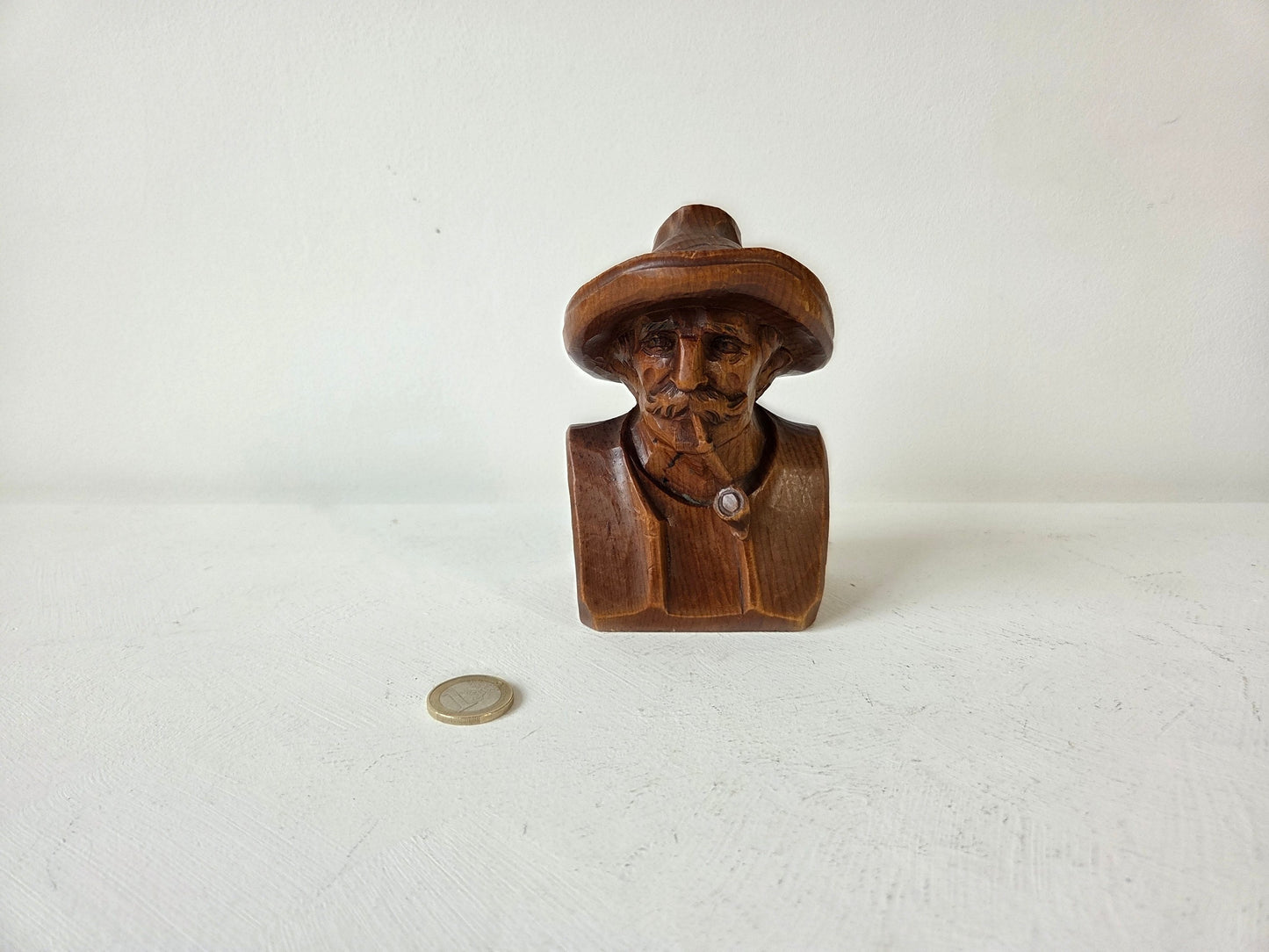 Zwitserse houten buste met hoed en snor – D’Antan.nl brocante collectie