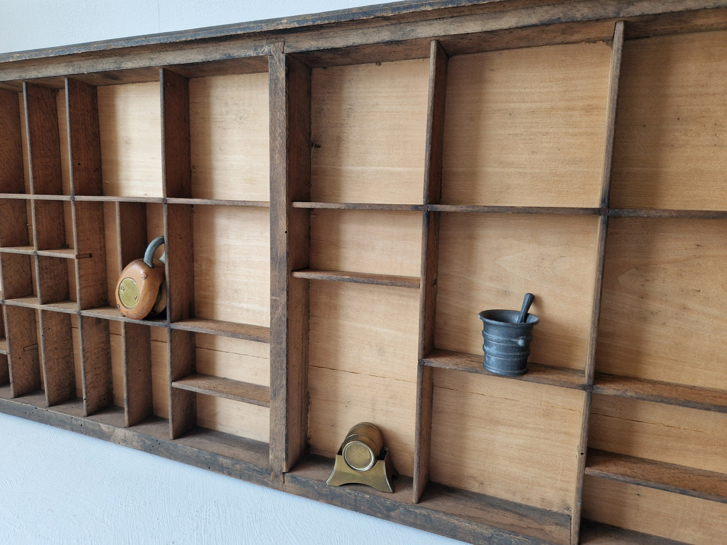 vintage houten letterbak met gebruikssporen