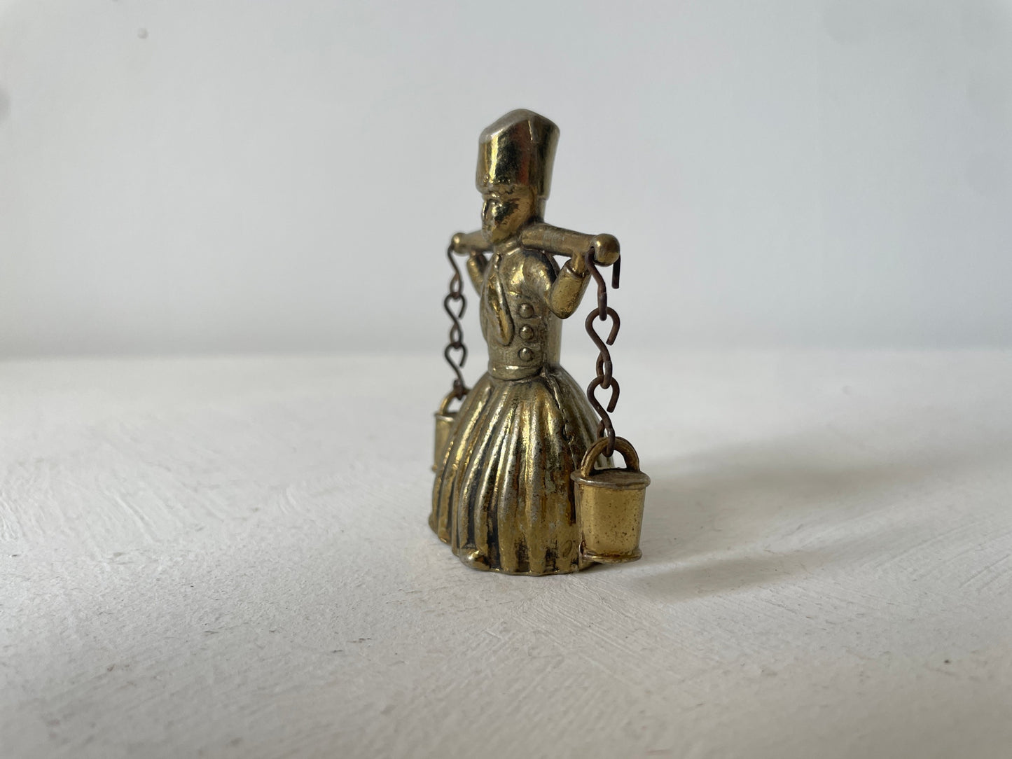 messing miniatuur melkmeisje met emmers