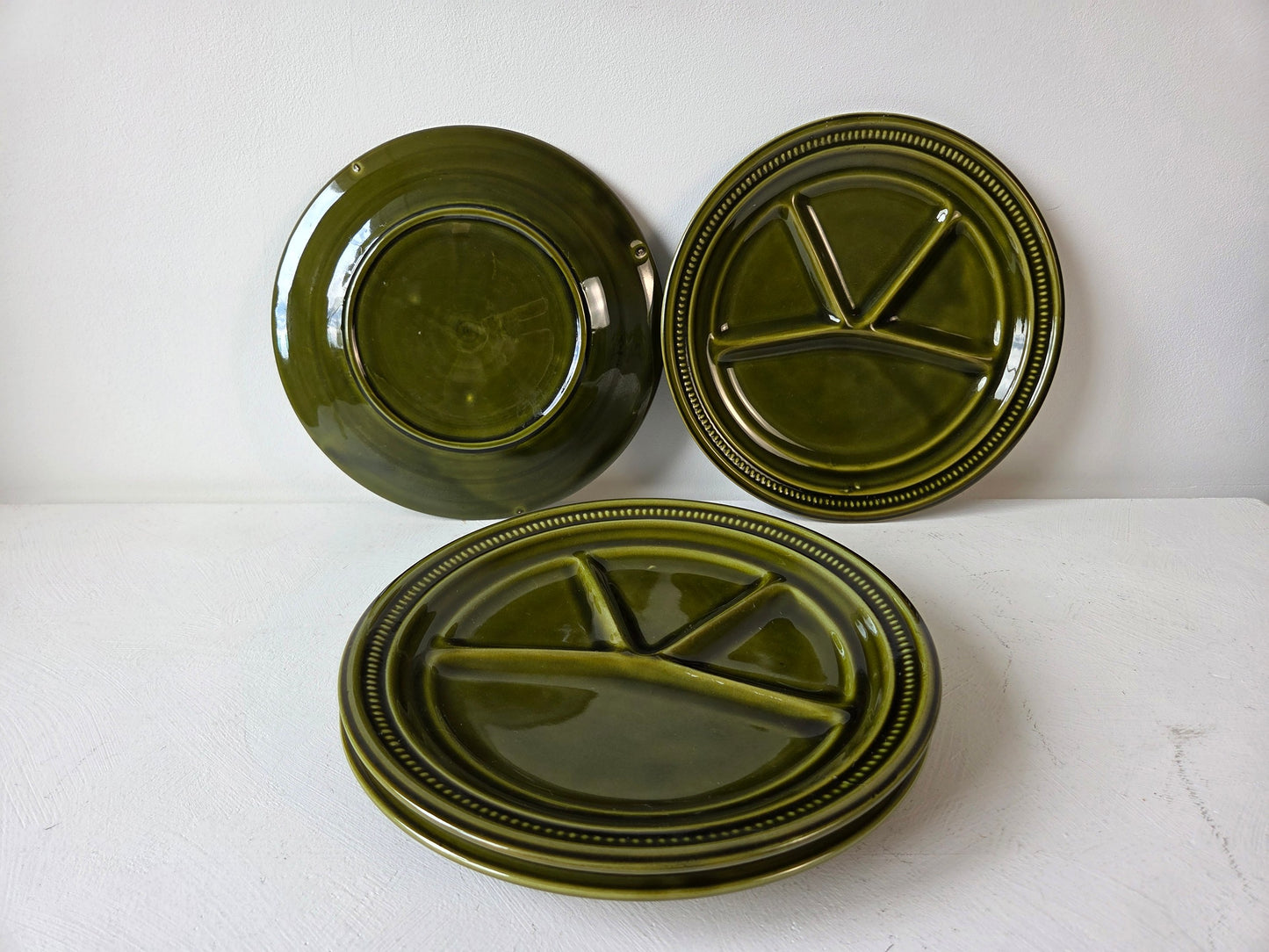 Vier keramieken borden met vakverdeling – retro servies bij D’Antan