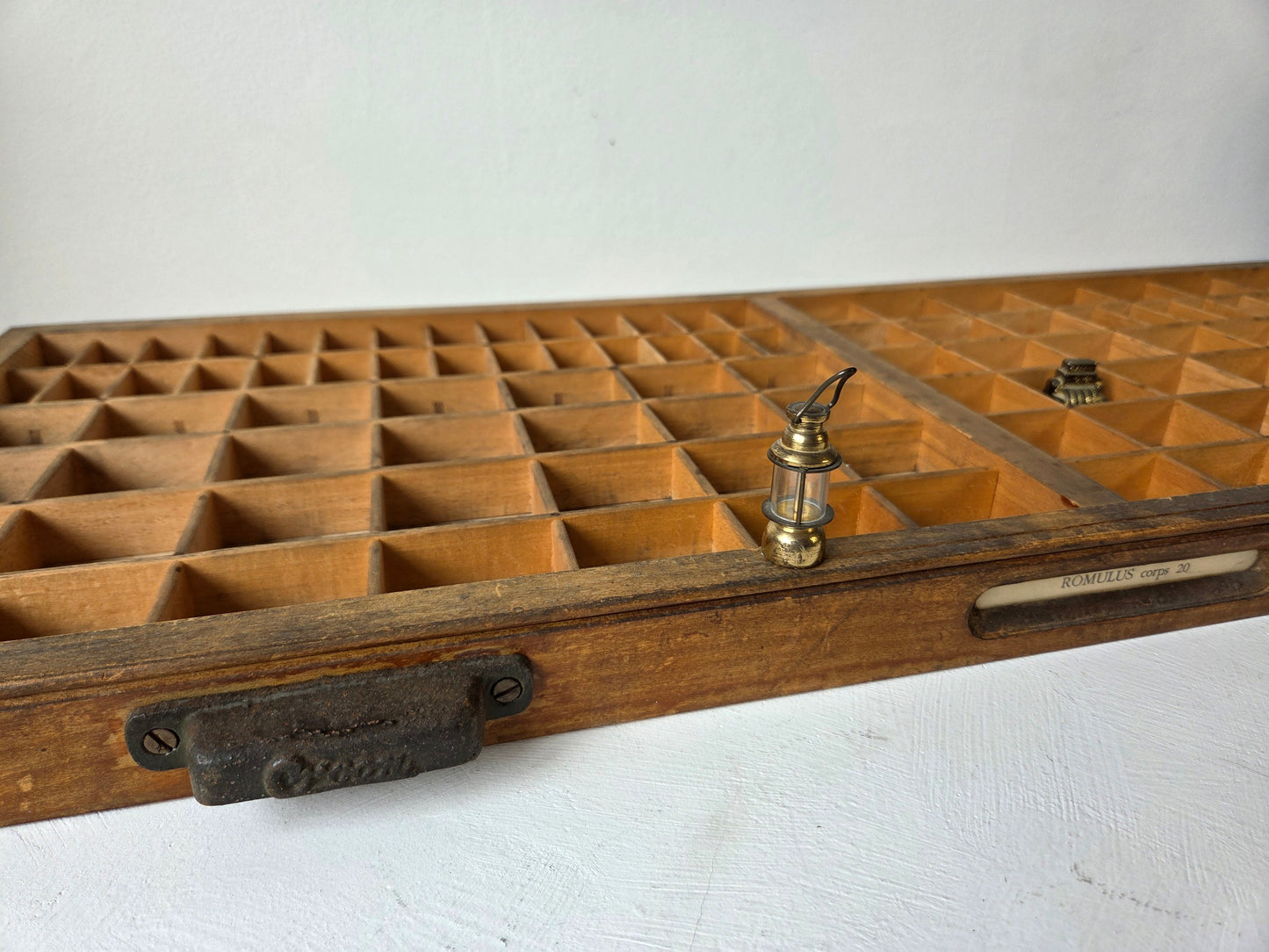 Houten letterbak met metalen handgrepen – brocante wanddecoratie bij D’Antan.nl
