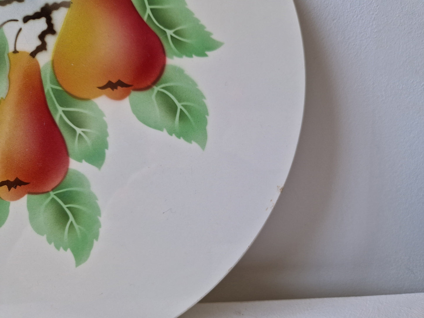 Keramieken onderzetter met fruitdecor jaren 50