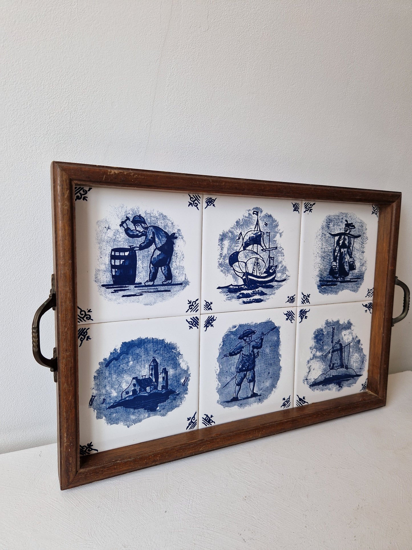 Vintage houten dienblad met Hollandse blauw-witte tegels