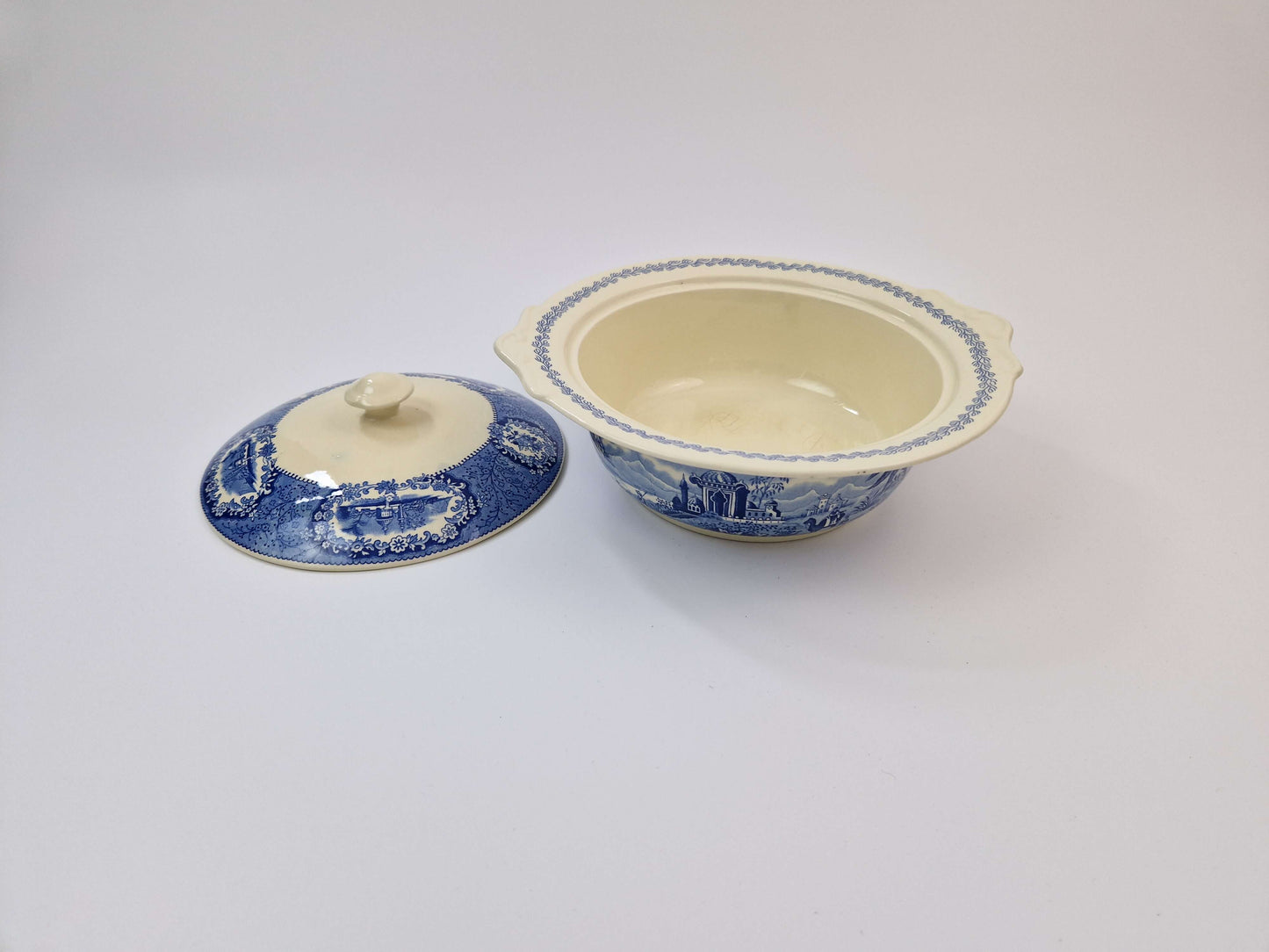 Vintage Petrus Regout Dekschaal Oriental