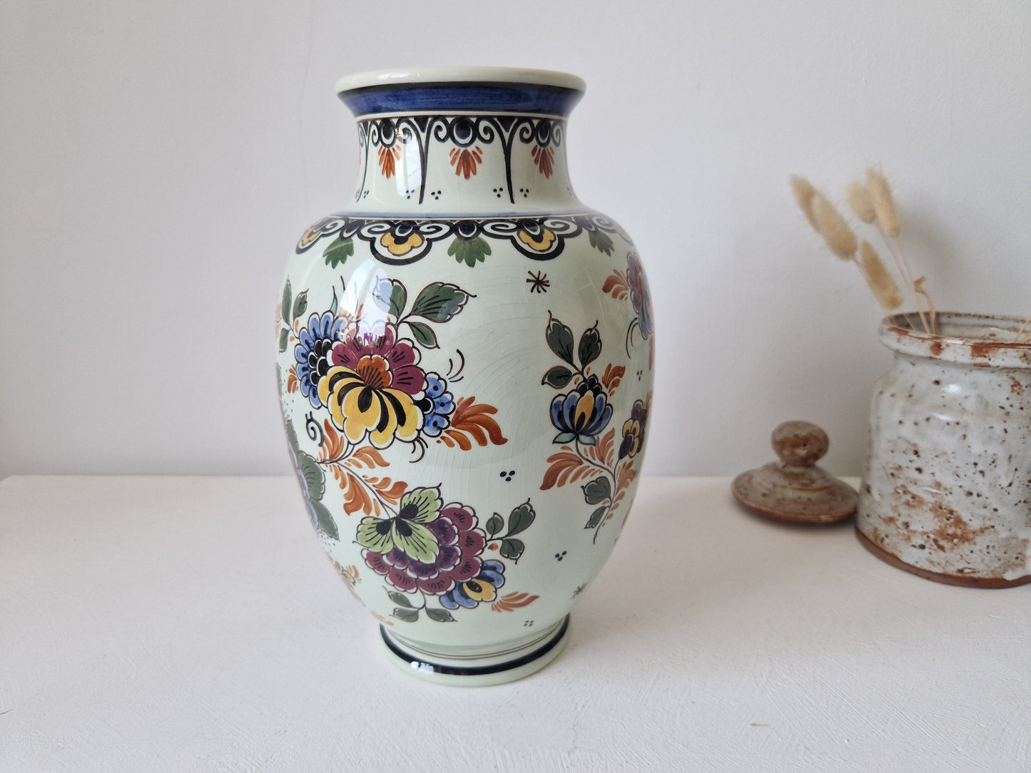 handbeschilderde plateelvaas met floraal decor