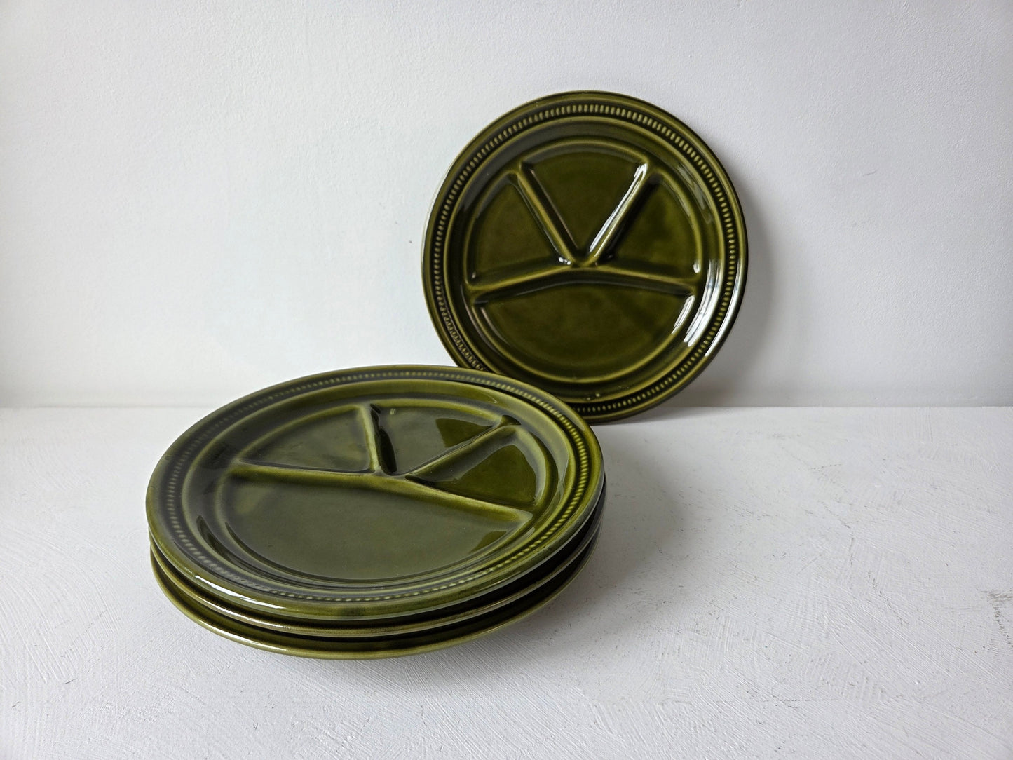 Vintage olijfgroene borden – keramiek jaren 70 stijl