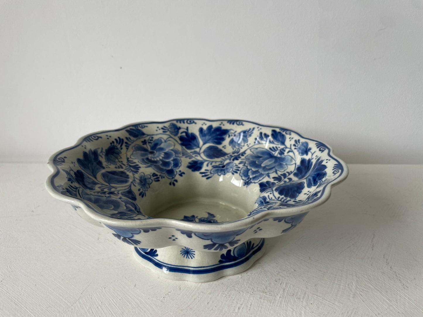 Delfts blauw fruitschaal met florale rand – handbeschilderd aardewerk