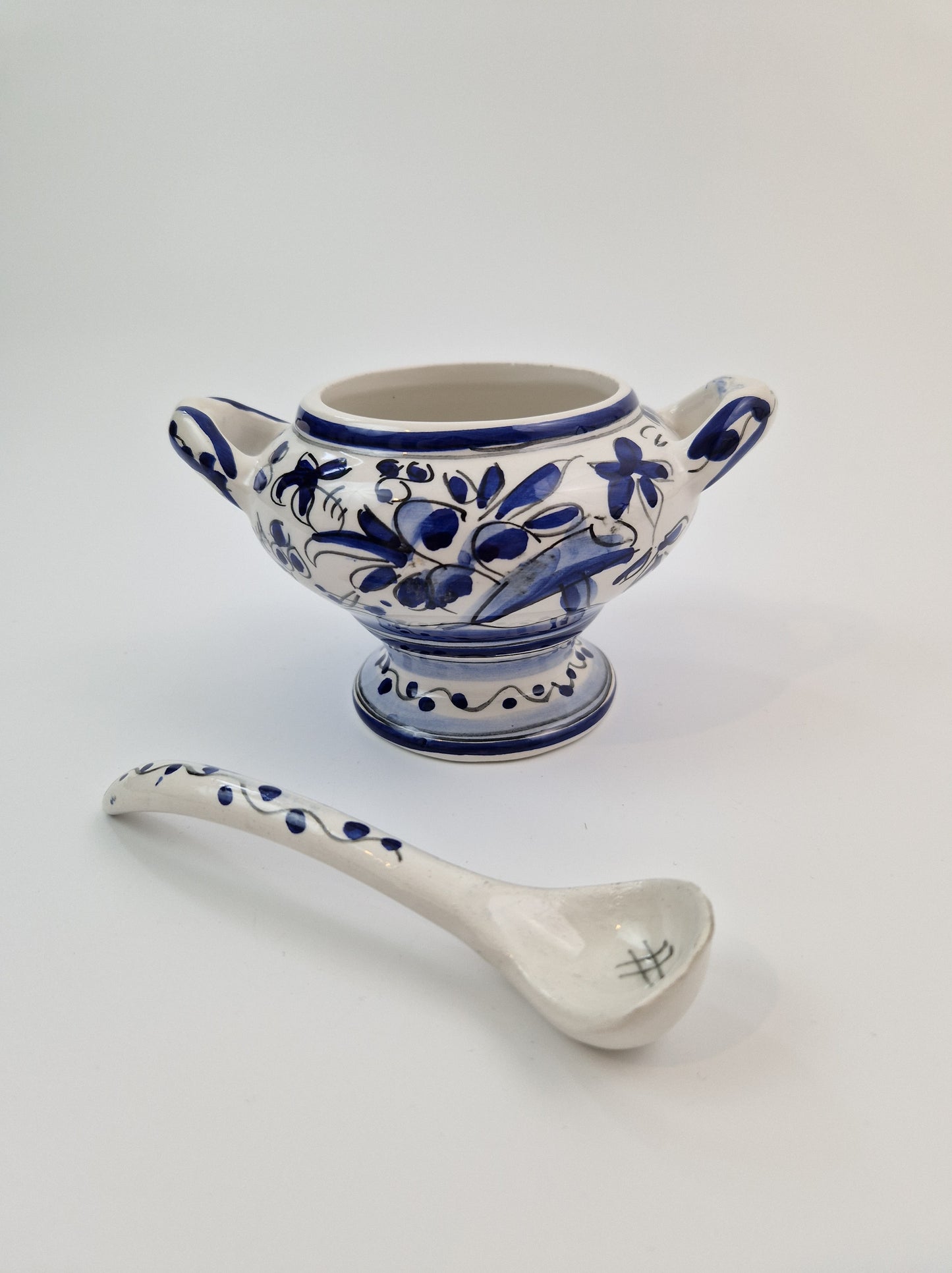 Decoratief blauw en wit sauskommetje