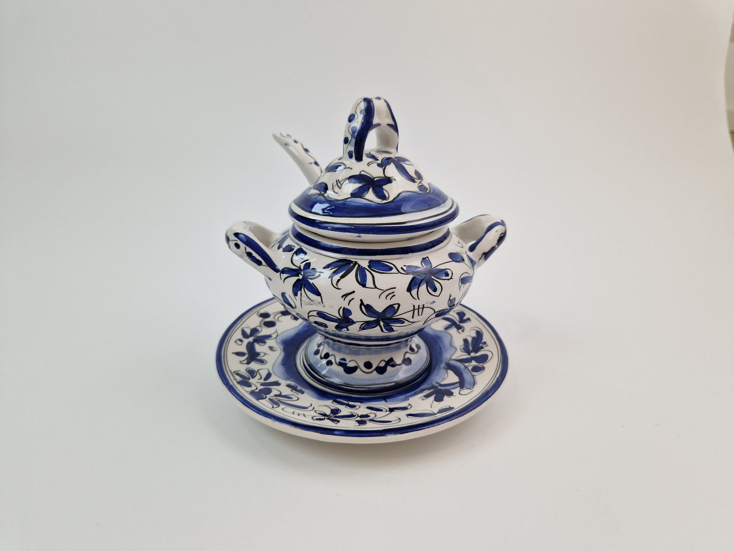 Decoratief blauw en wit sauskommetje