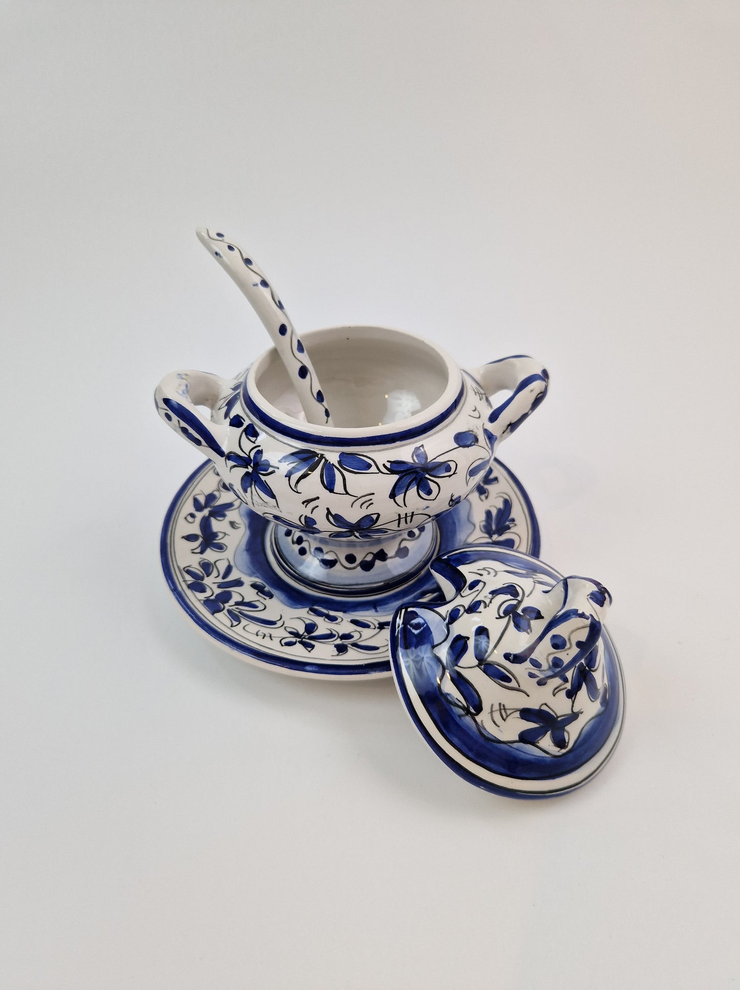 Decoratief blauw en wit sauskommetje