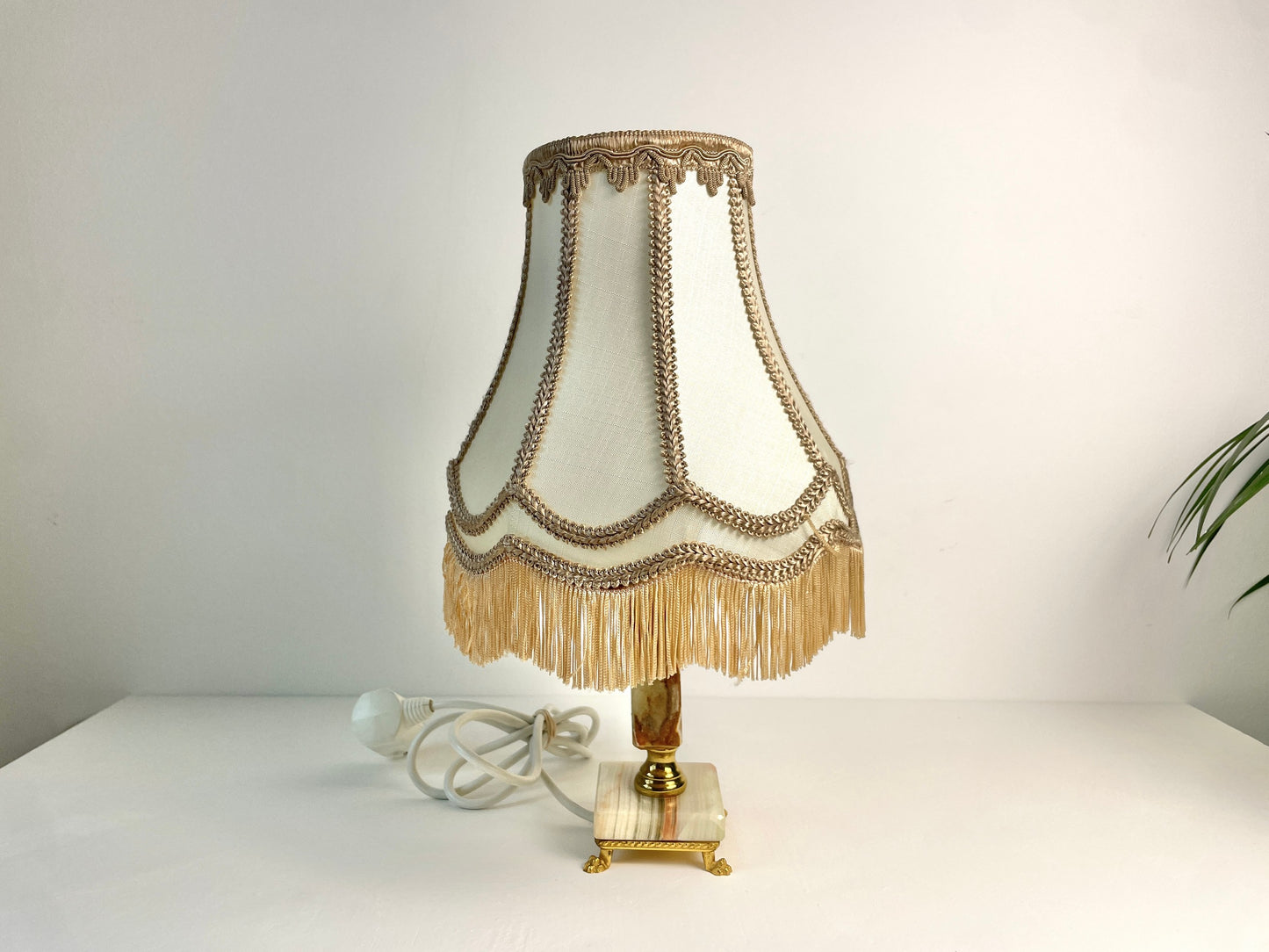 Retro tafellamp van marmer met goudkleurige accenten