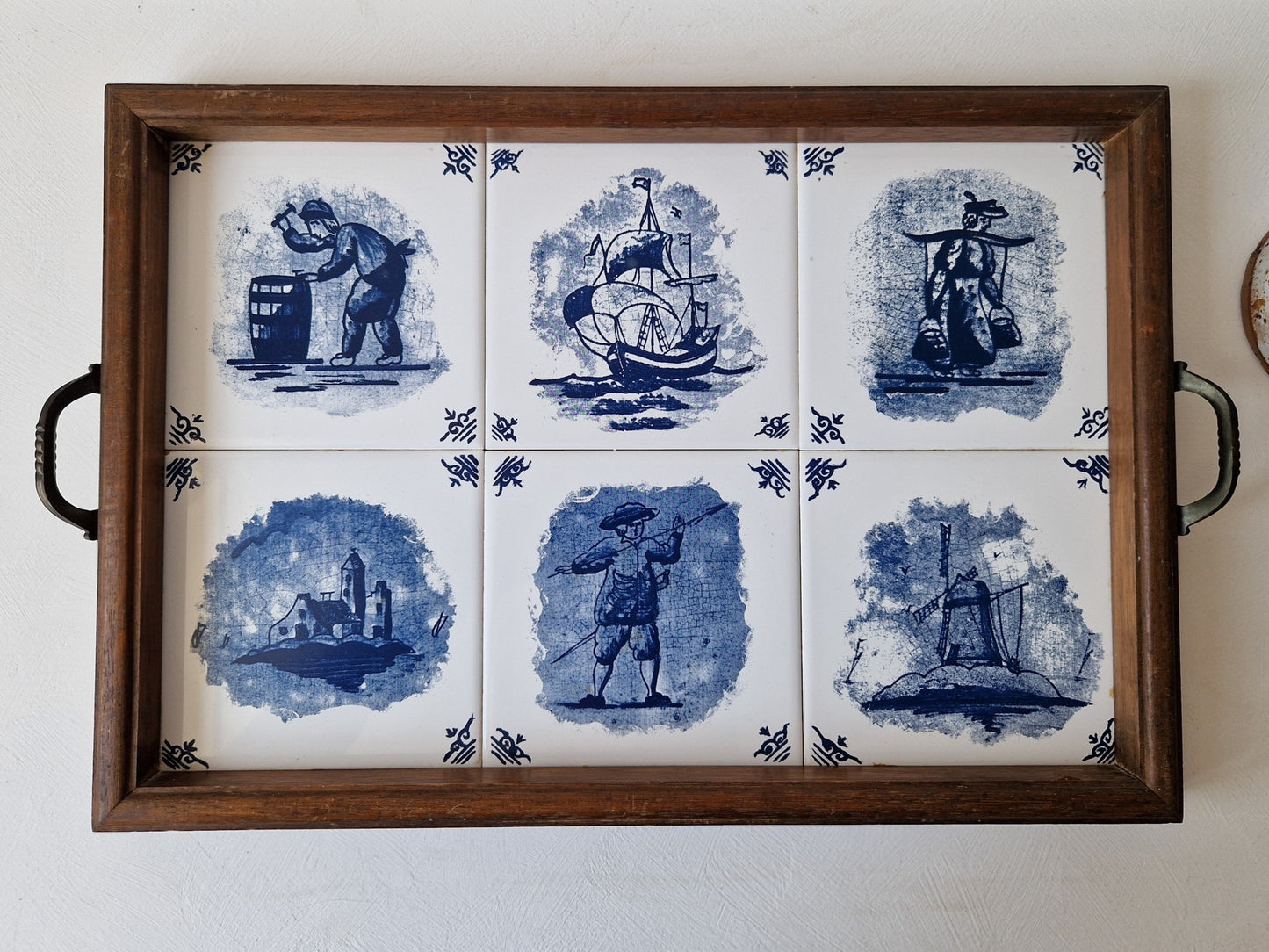 Oud dienblad met zes Delfts blauwe tegels