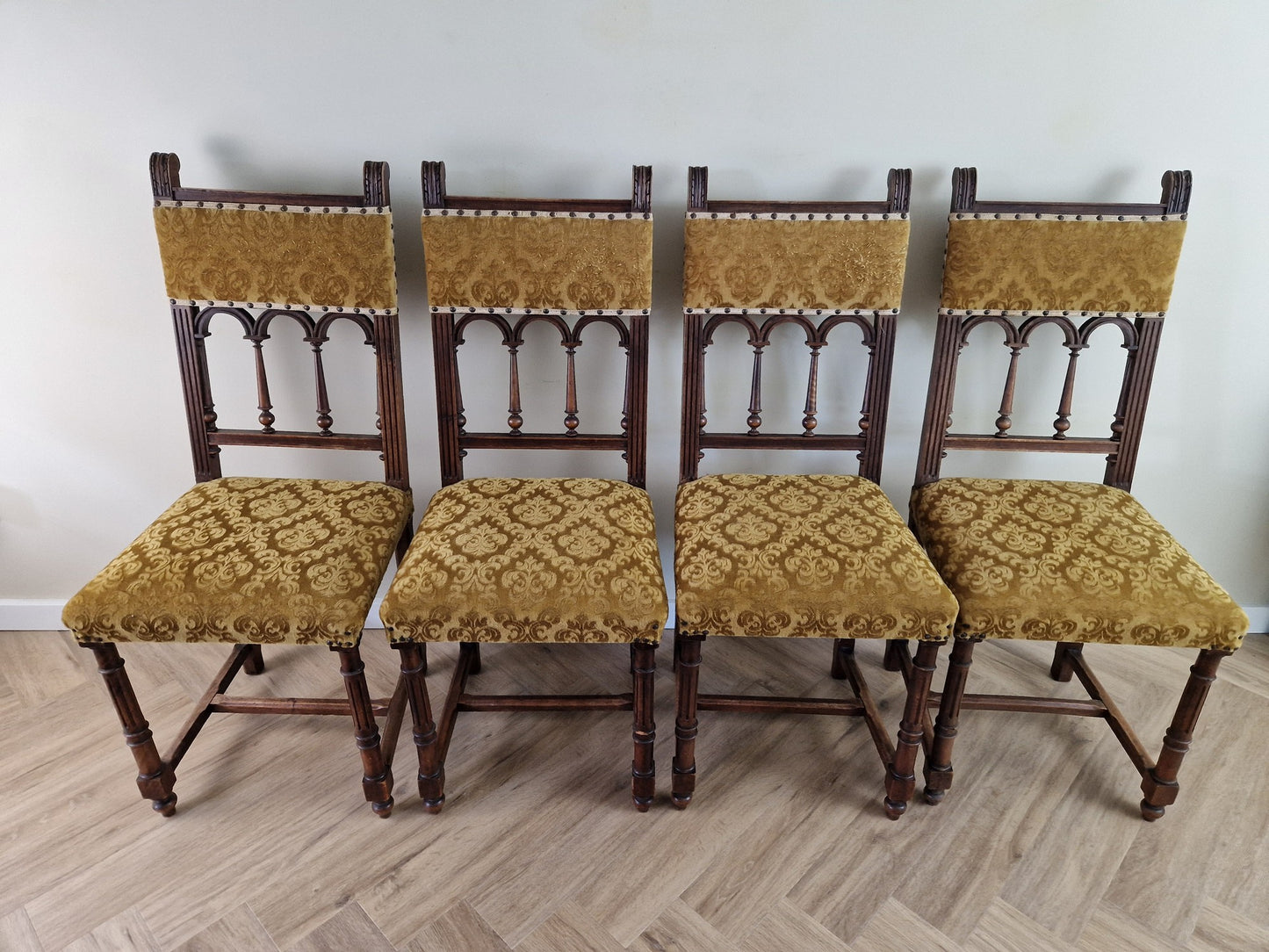 Vier antieke eetkamerstoelen