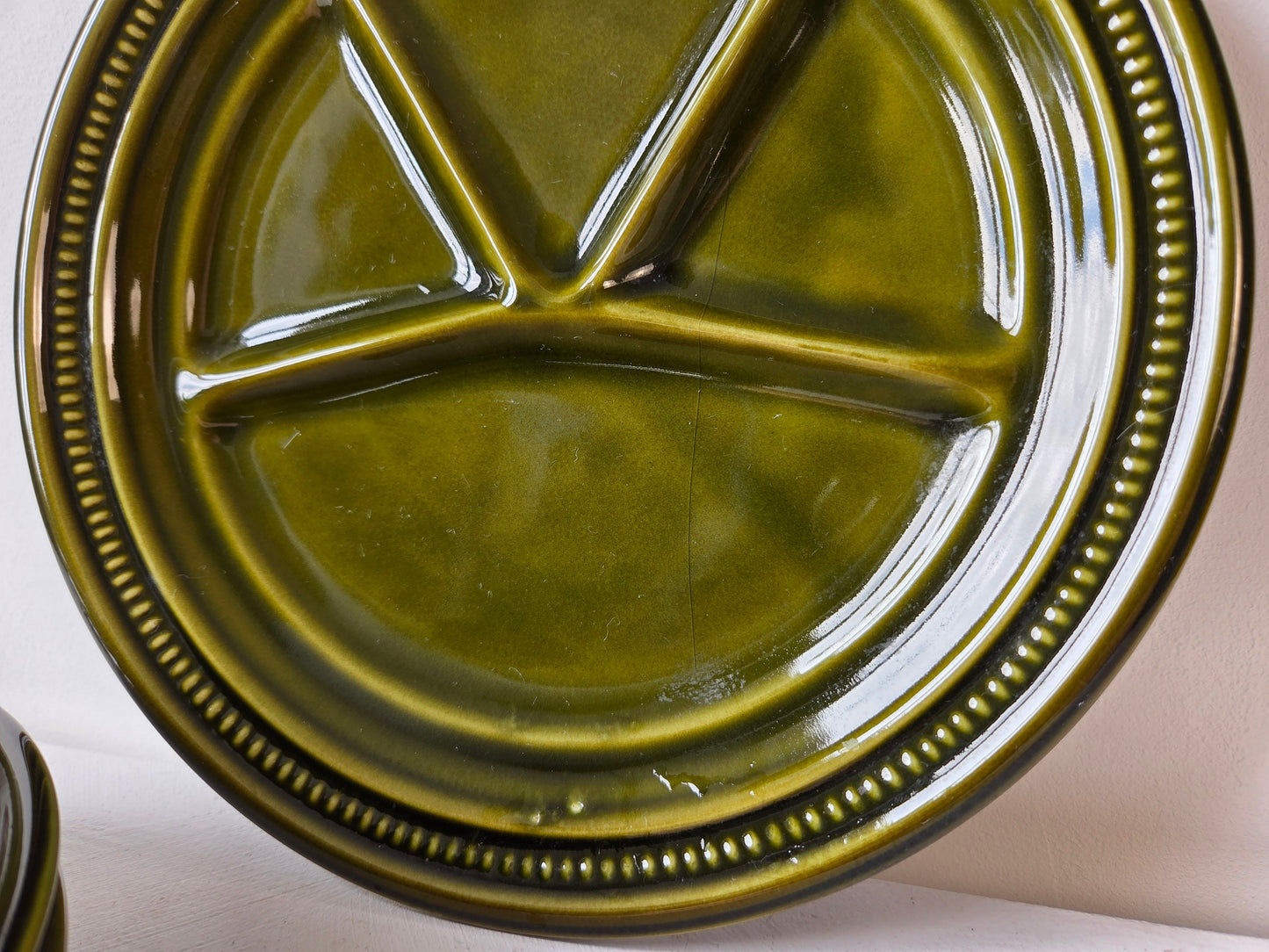 Keramiek servies met olijfgroene glans – retro borden D’Antan collectie