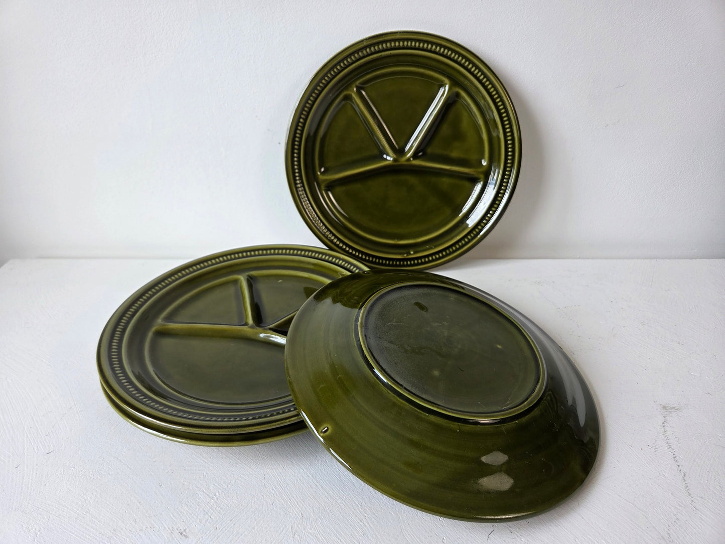 Olijfgroen servies uit de jaren 70 – keramieken borden