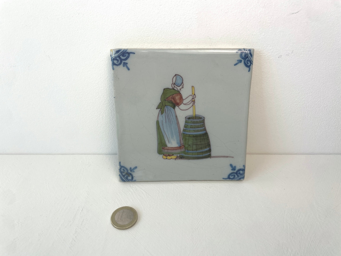 Nederlandse tegel, met de hand gemaakt door Makkum Tichelaar.