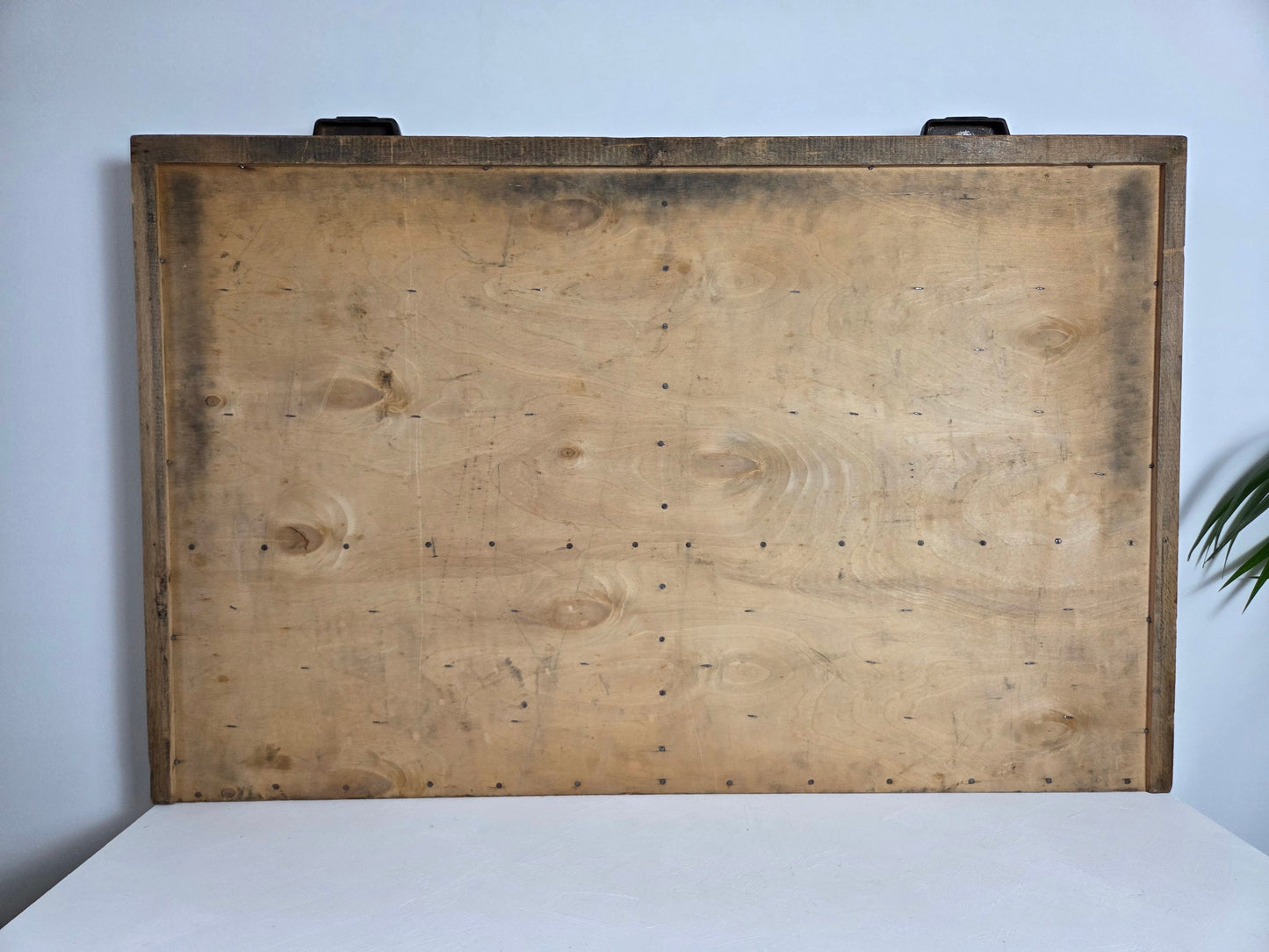 Letterbak aan muur met kleine vakjes, houten wandrek voor miniaturen.